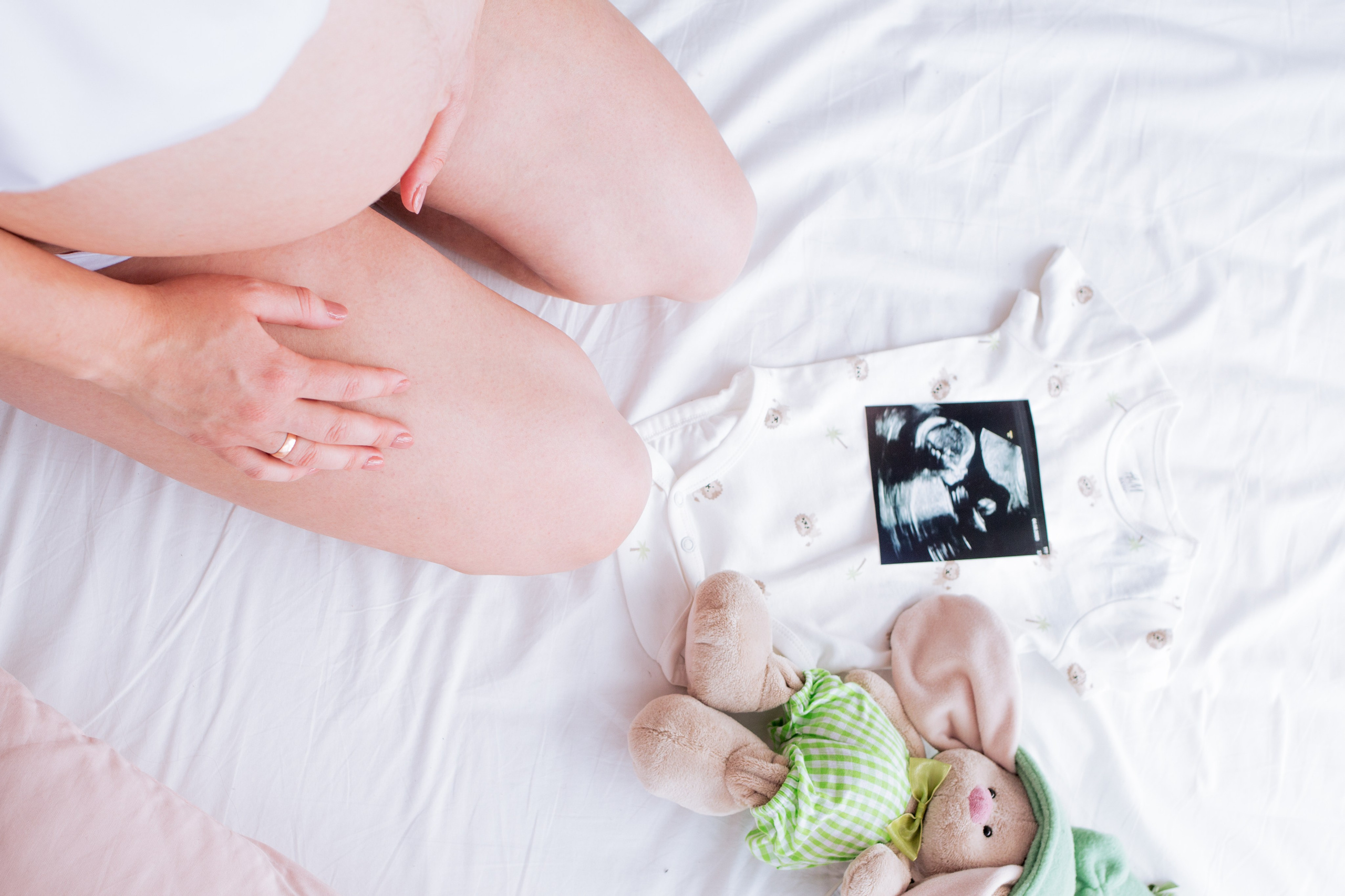 Фотосессия беременности в фотостудии. Профессиональный фотограф в Москве