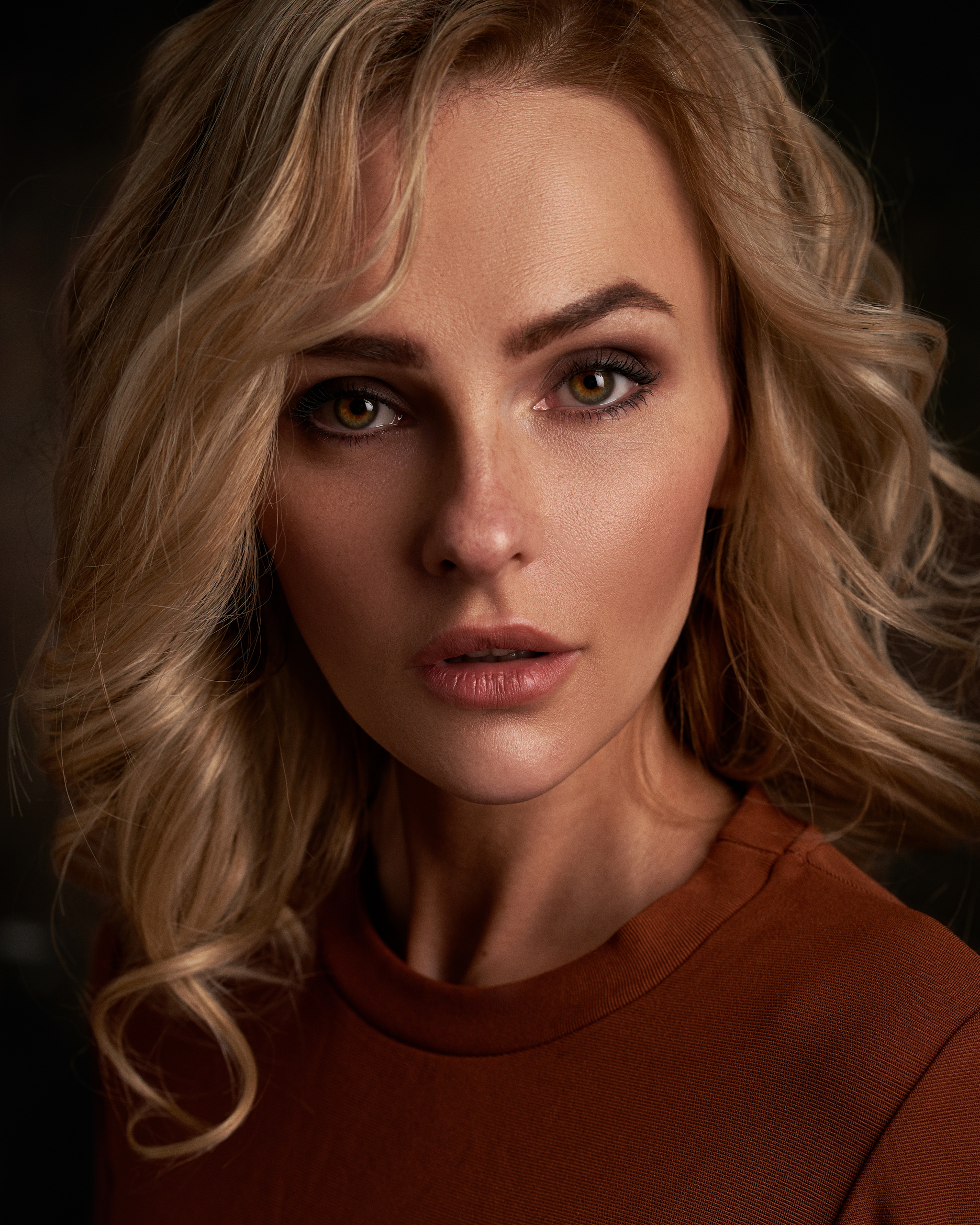 Крупный портрет девушки блондинки европейской внешности  