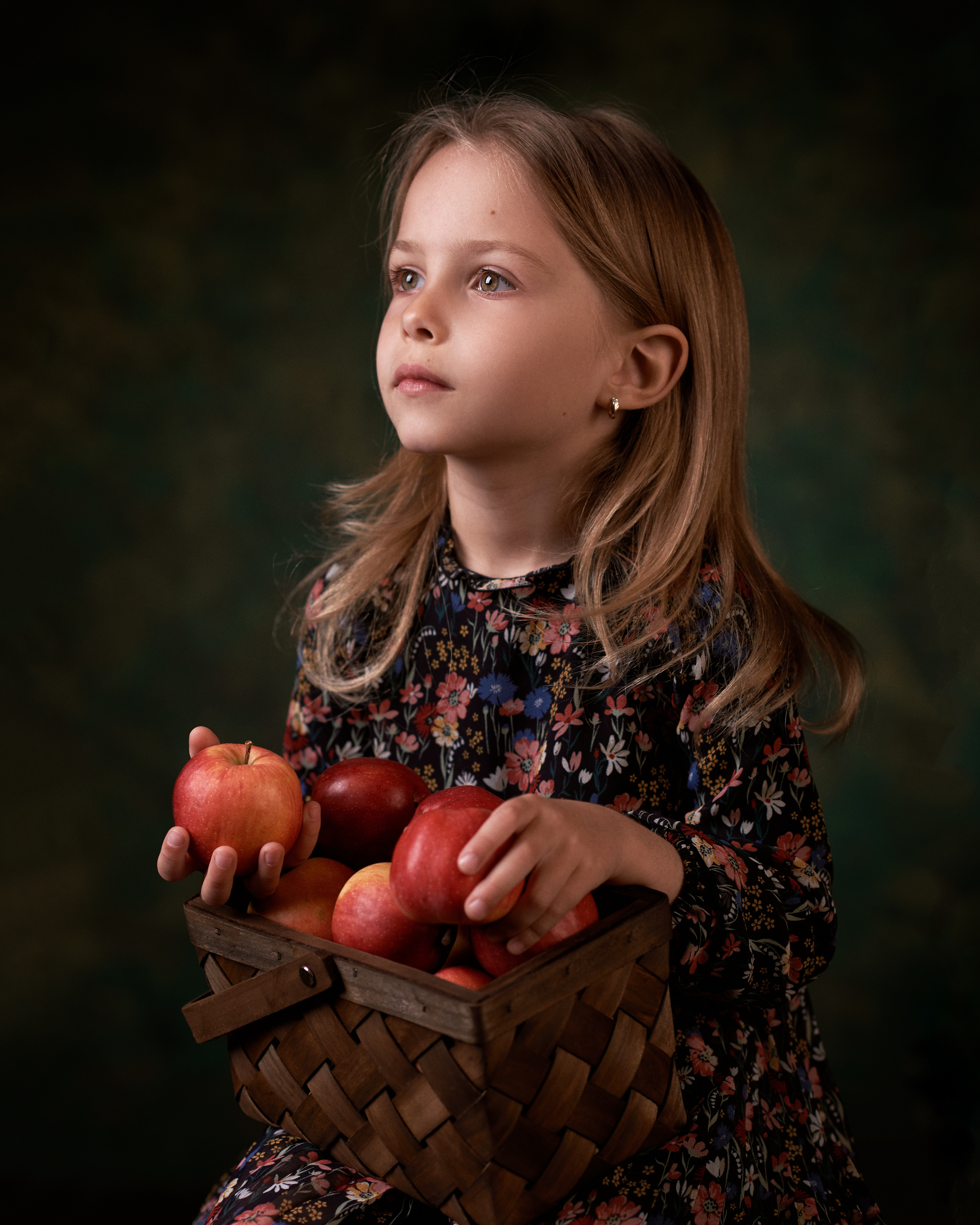 Классическая фотография маленькой девочки блондинки с яблоками 