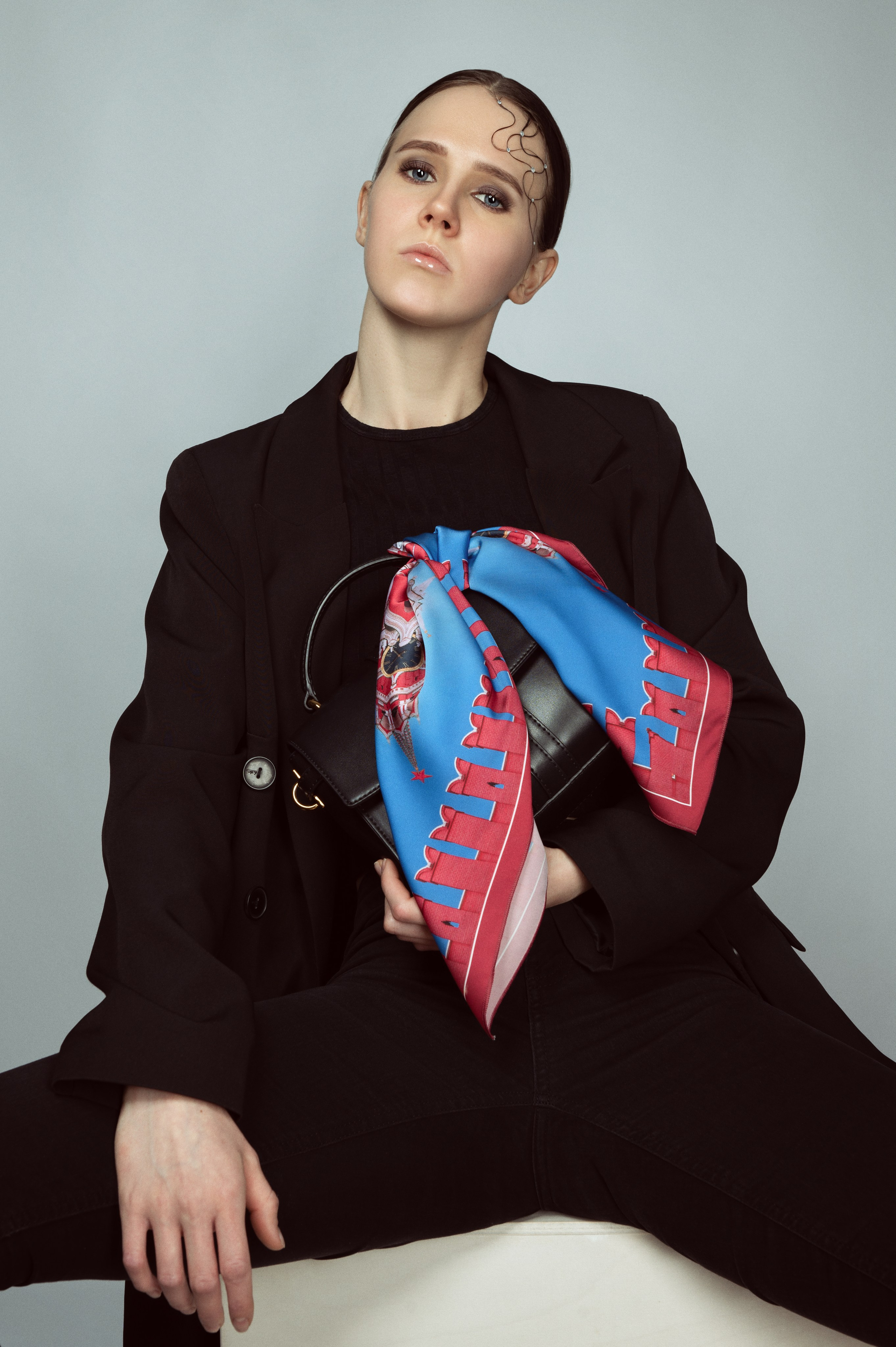 съемка для каталога, съемка для wildberries, съемка платков, девушка в черном