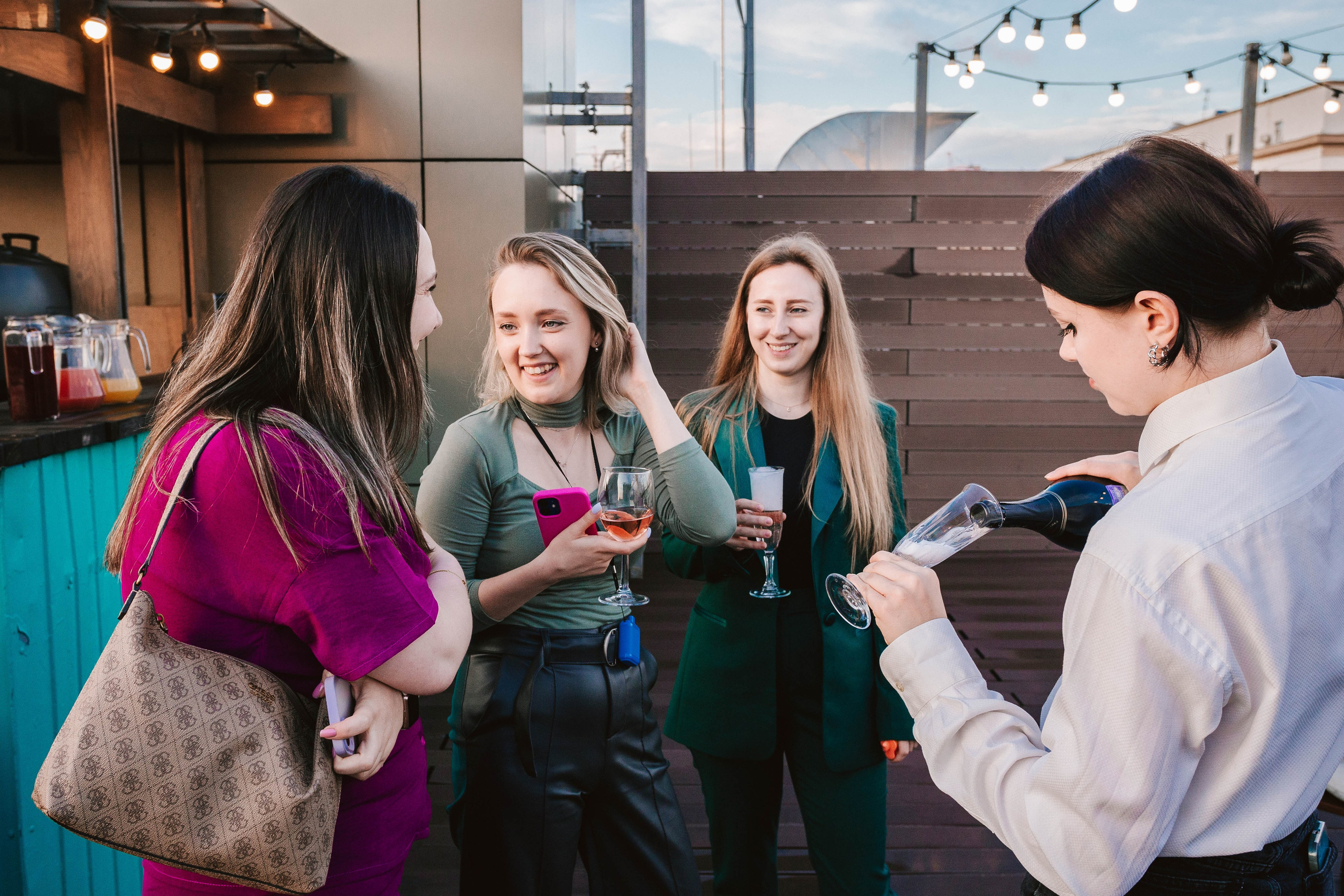 ВЕСЕЛЬЕ НА ДНЕ БОКАЛА