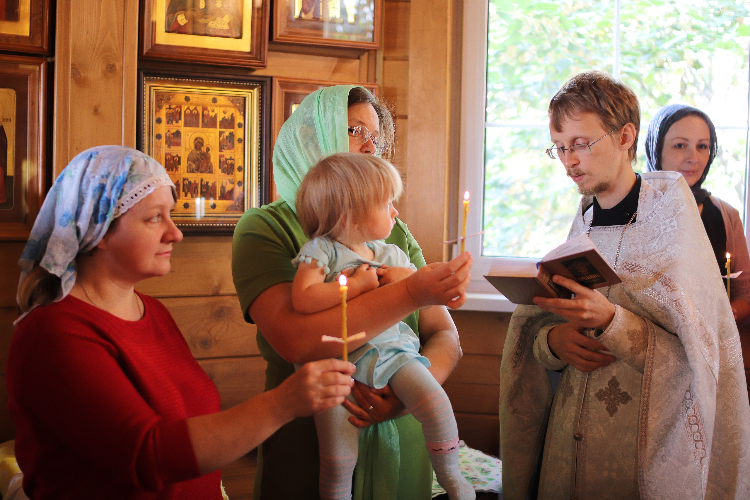 Крещение в храме Жён-Мироносиц в Марьино, базовая цветокоррекция. Фотограф на крещение/венчание