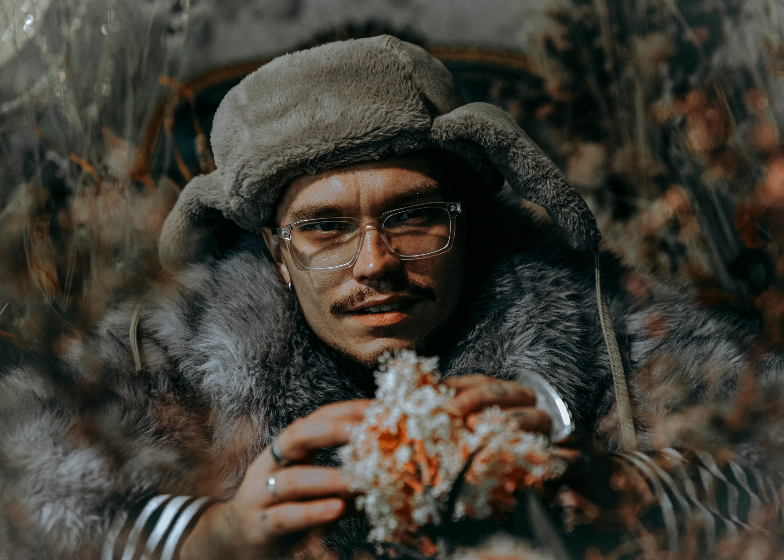 портрет парня в очках, портрет блогера