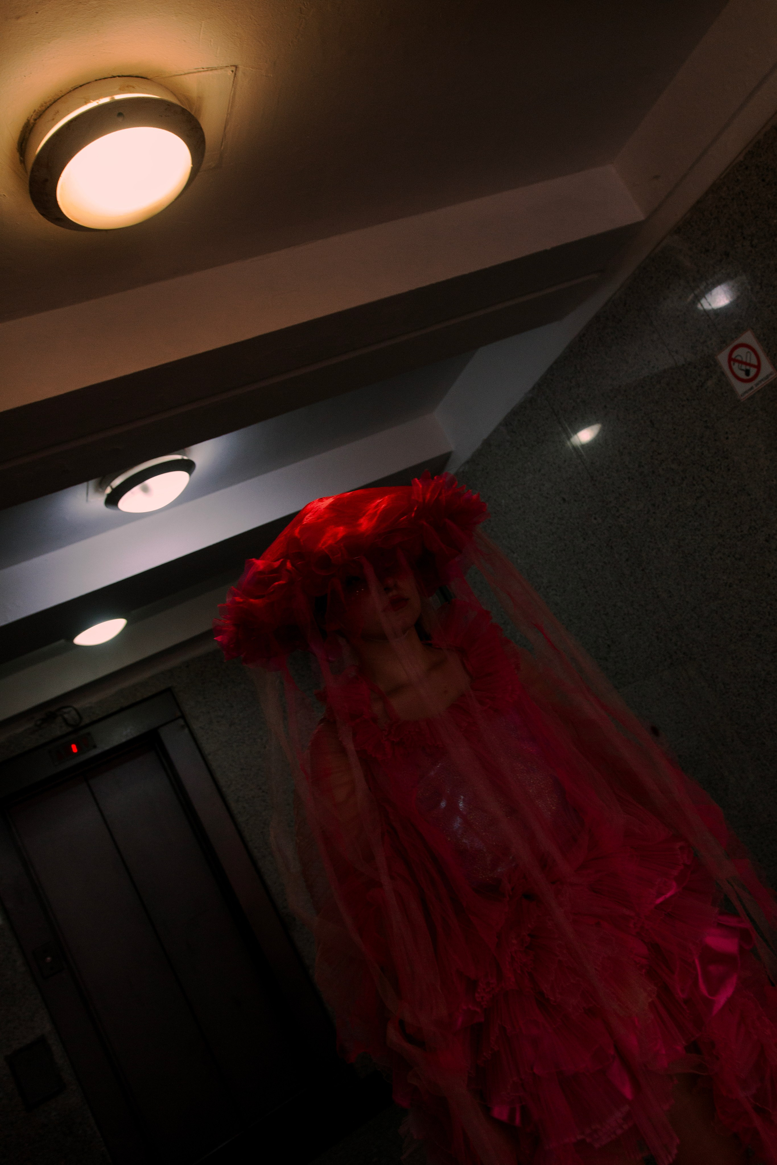 Яркая медуза врывается в май