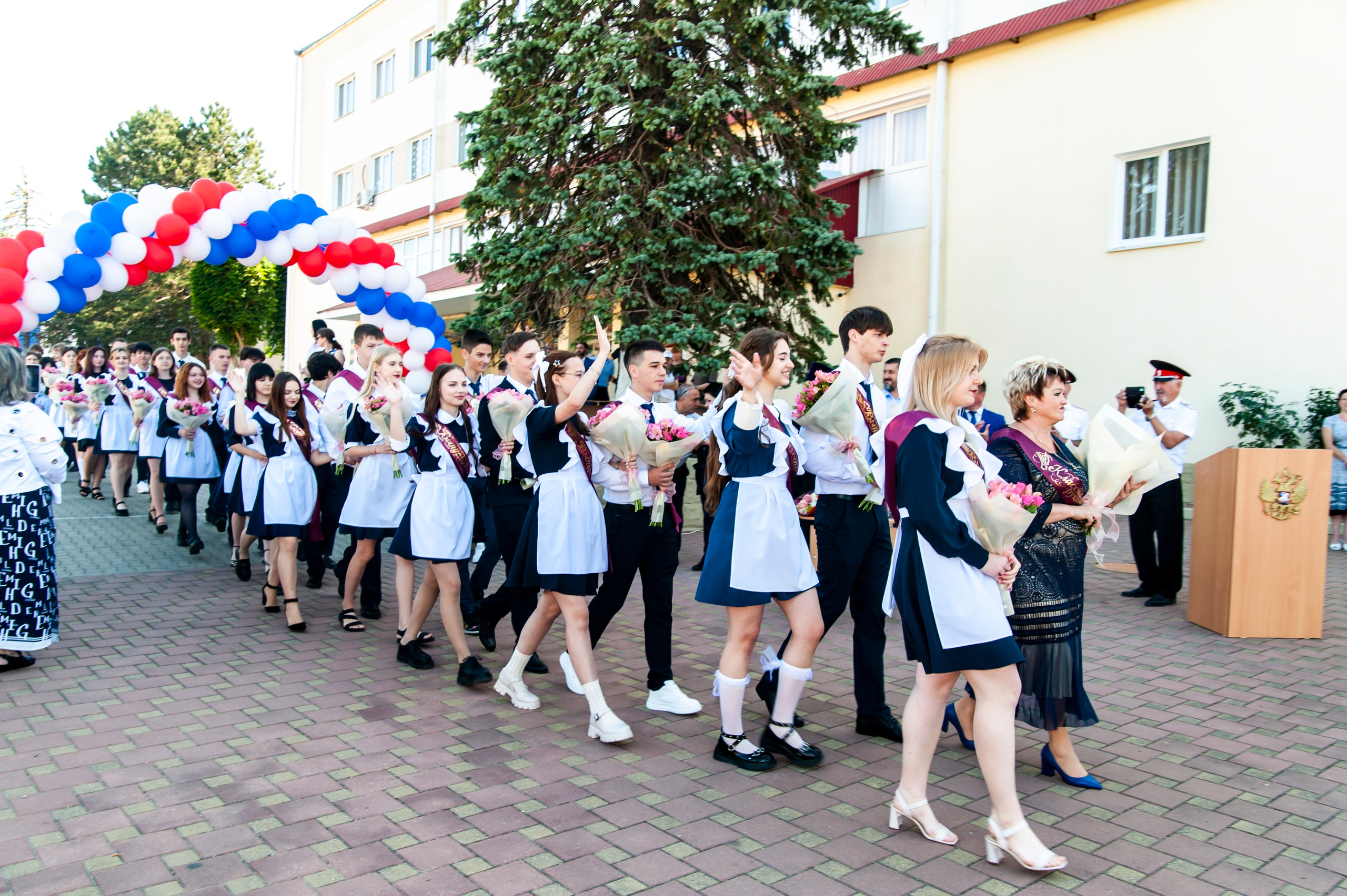 Последний Звонок МАОУ СОШ № 17 им. Эдуарда Есаяна — Архипо-Осиповка. Свадебный и семейный фотограф Денис Лукьянов в Краснодаре, Краснодарском крае и Республике Крым