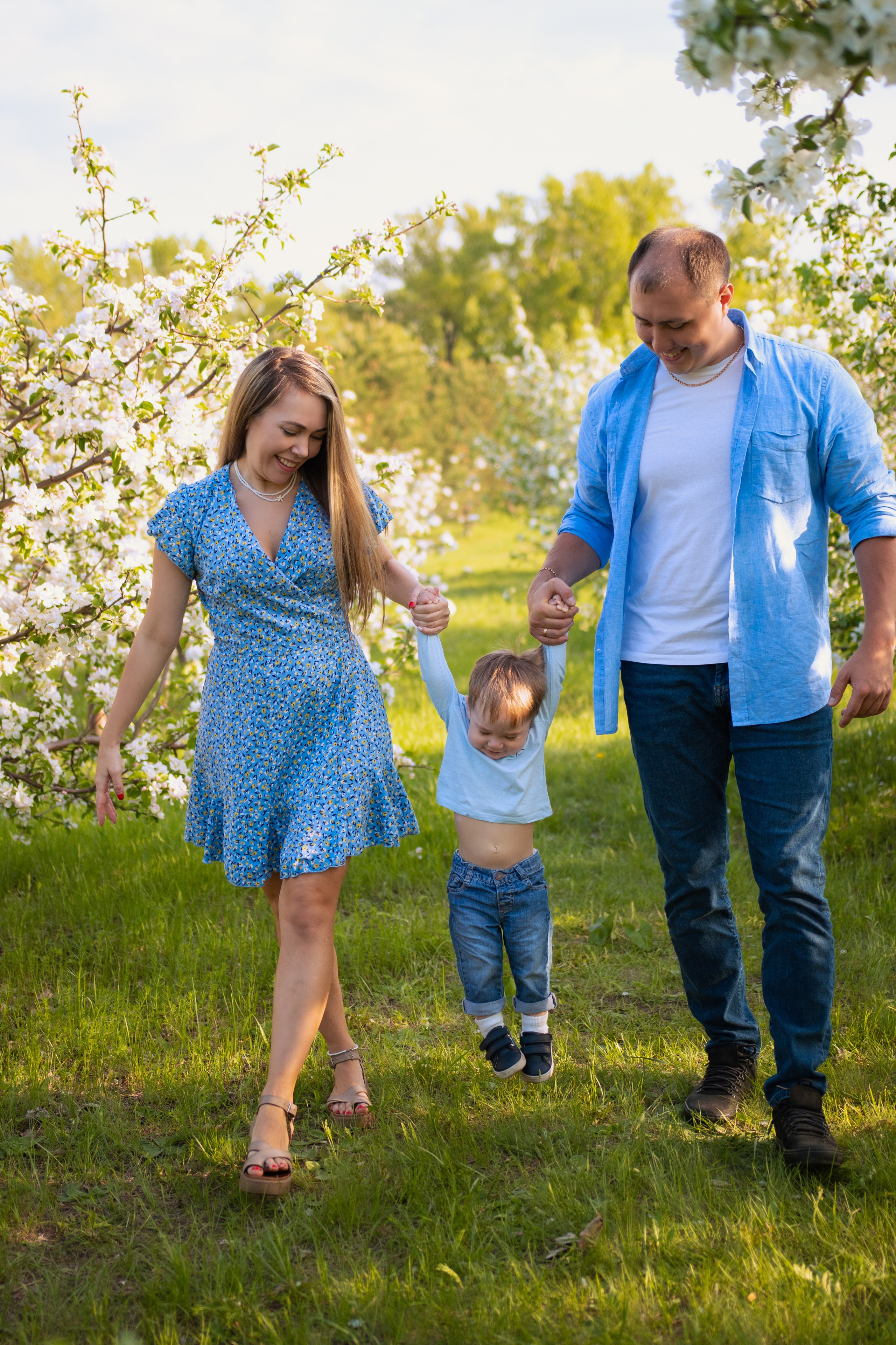 Семейная фотосессия в яблонях. Семейный Фотограф в Красноярске Анастасия Попова