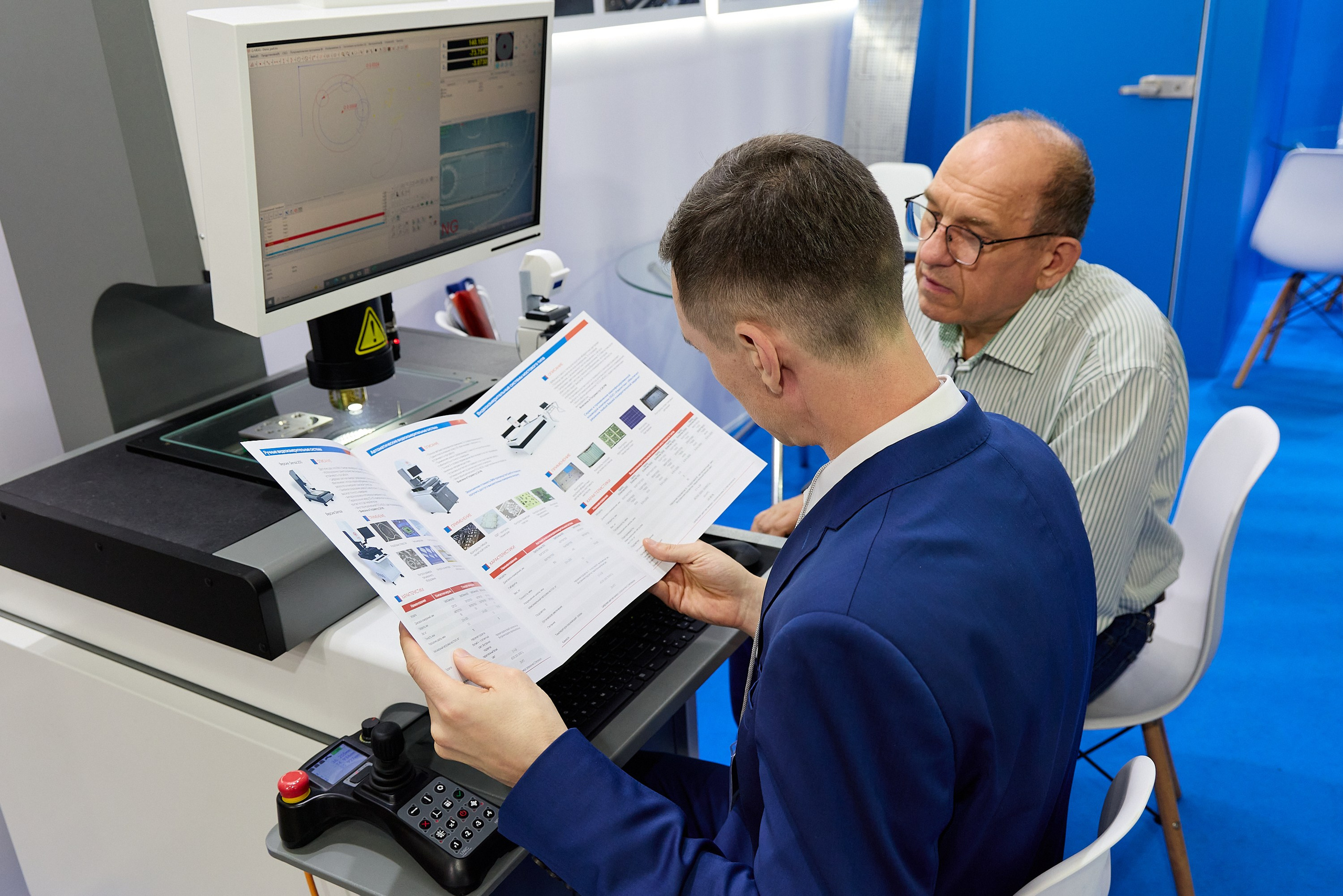 клиент изучает каталог на выставке 