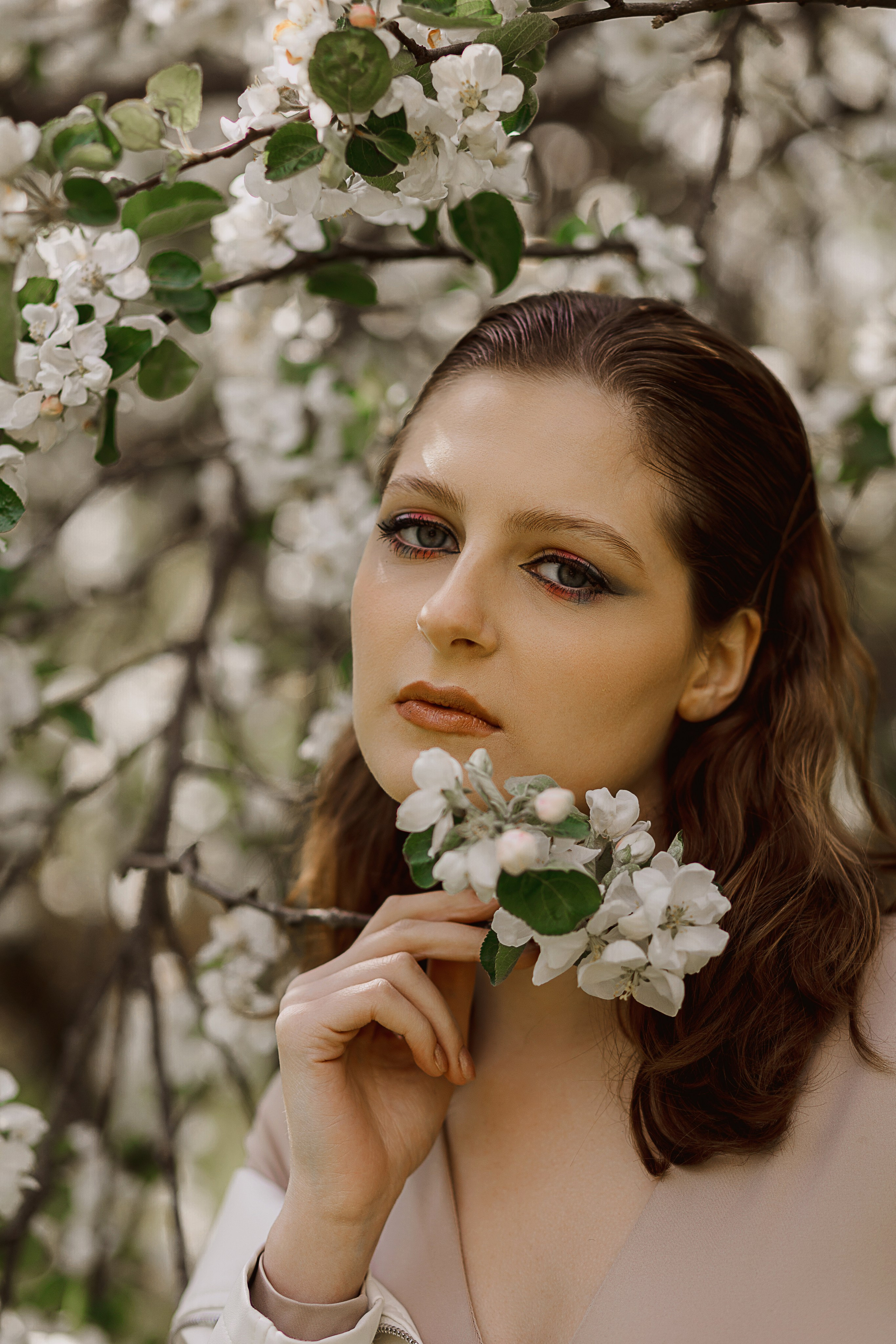 Женская фотосессия в цветущем саду. Семейный и женский фотограф в Москве Надежда Воробьева
