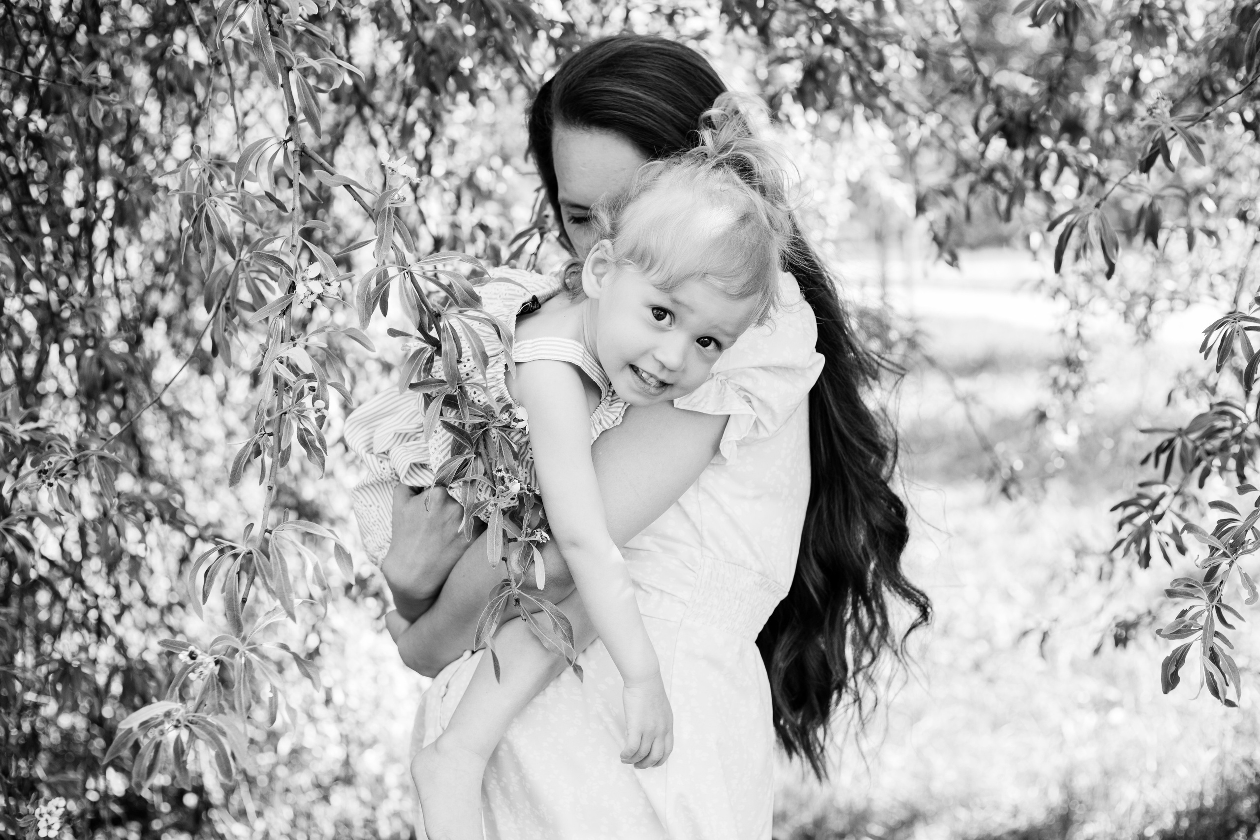 Мама и дочь прогулка в саду. Семейный фотограф Анна Скворцова