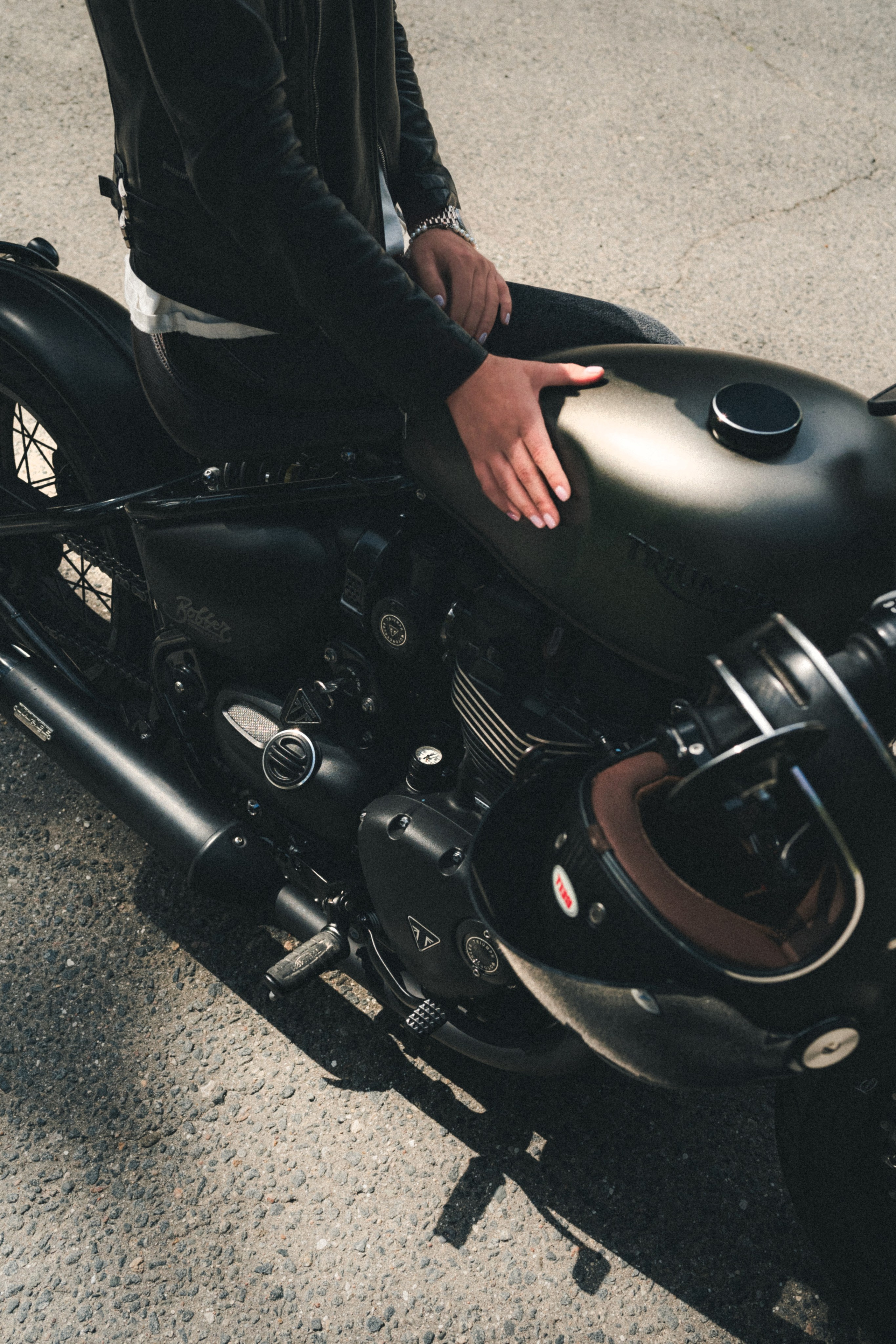 Портретная фотосессия с мотоциклом Triumph Bobber 1200. Фотограф Илья К. в Москве