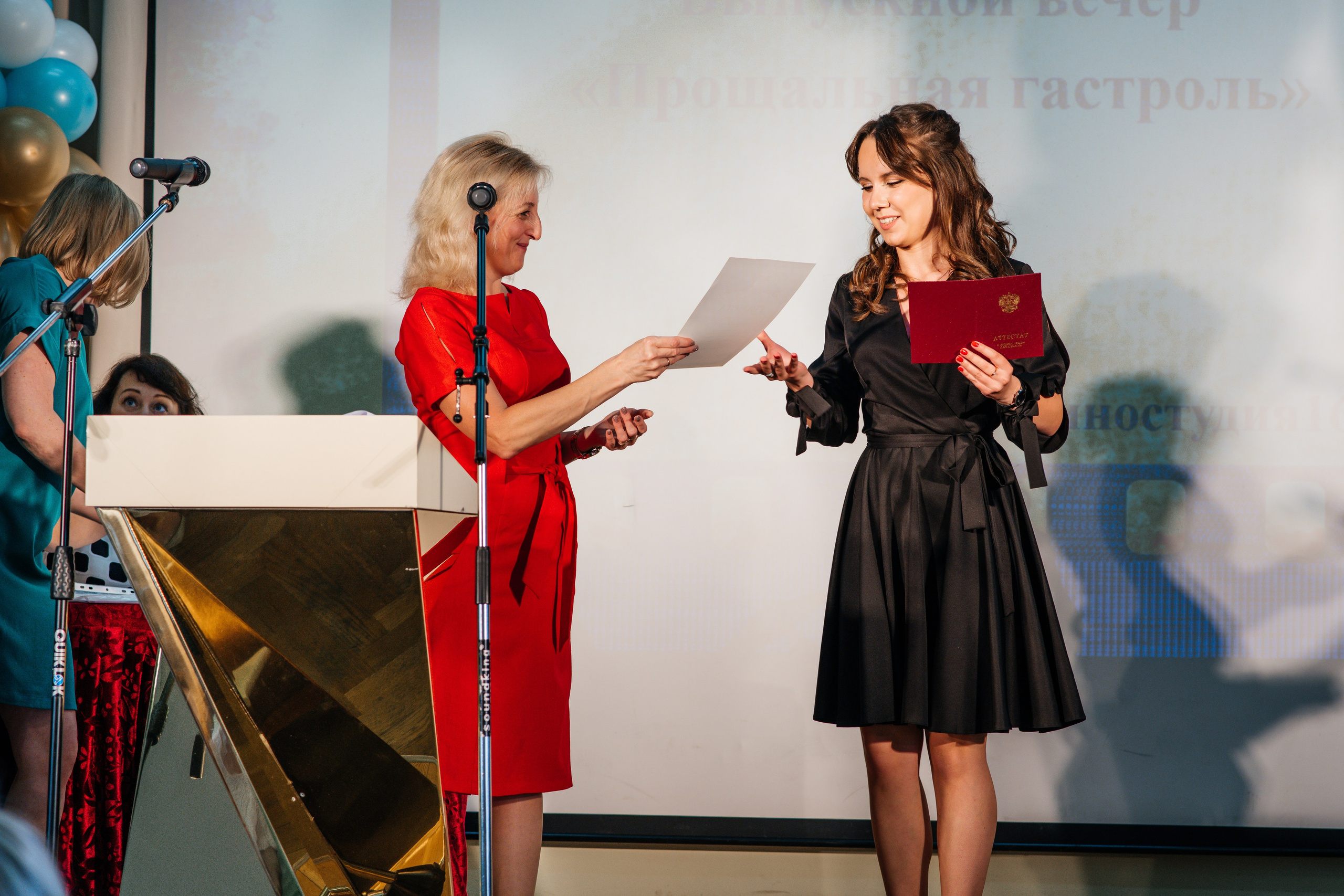 Вручение аттестатов. Выпускные альбомы в Подольске Москве и МО