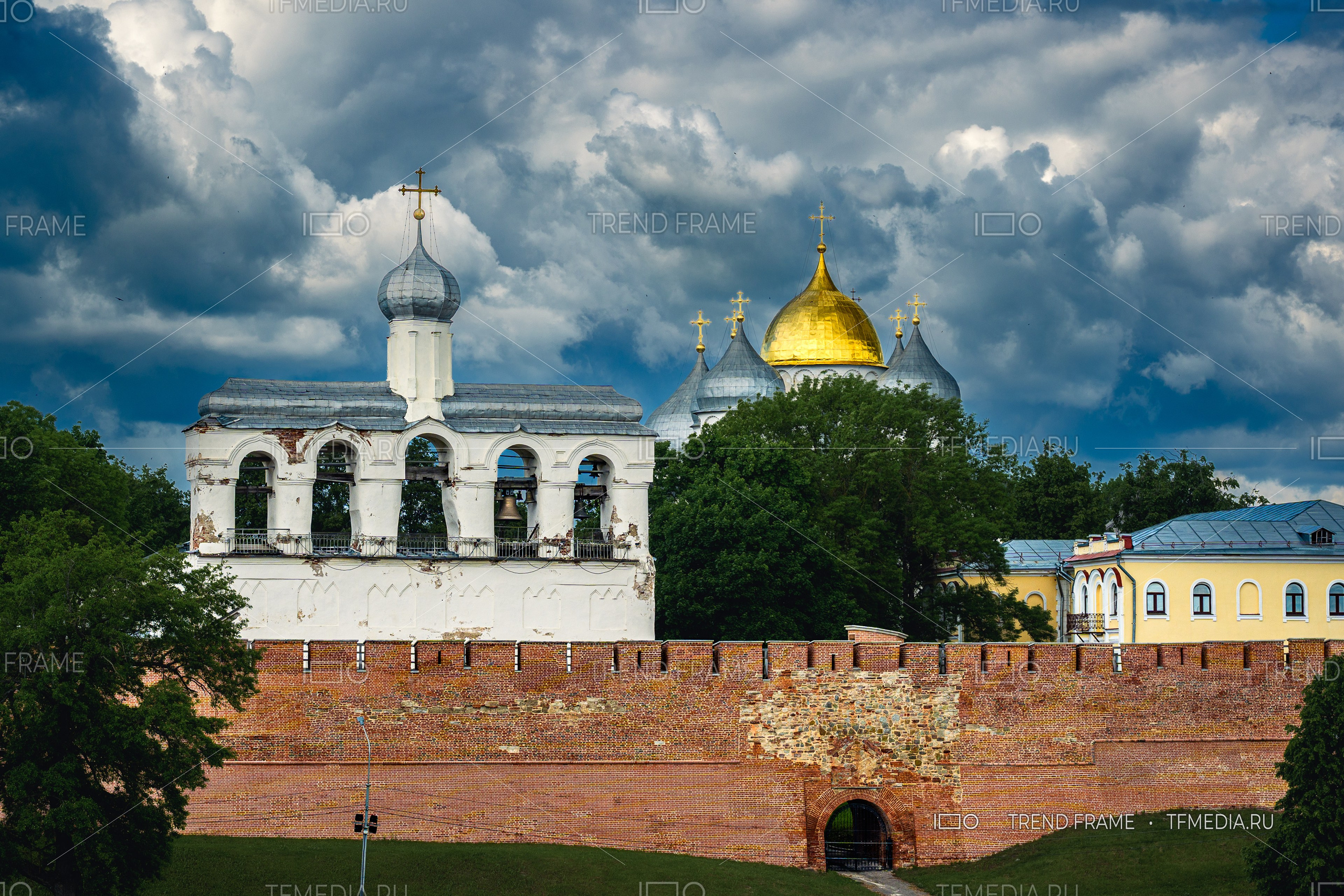 Архитектурная фотосъёмка Софийской звонницы и куполов Софийского собора в Великом Новгороде