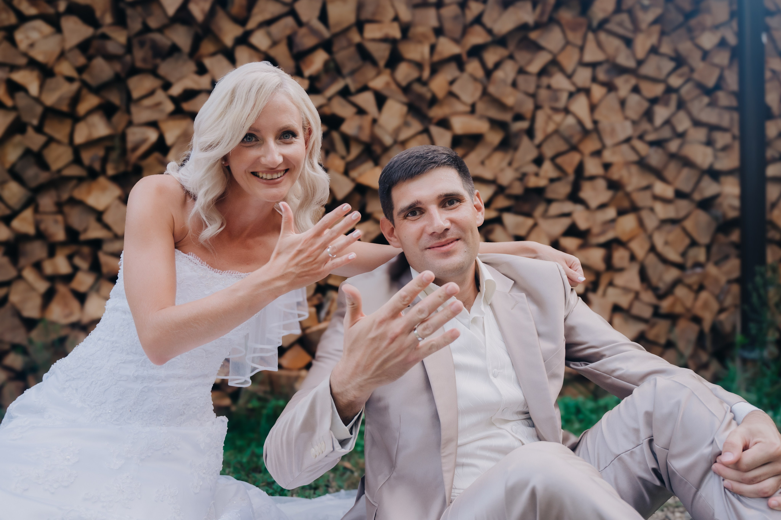 Забавный кадр молодожен сидящий показывающие кольца 