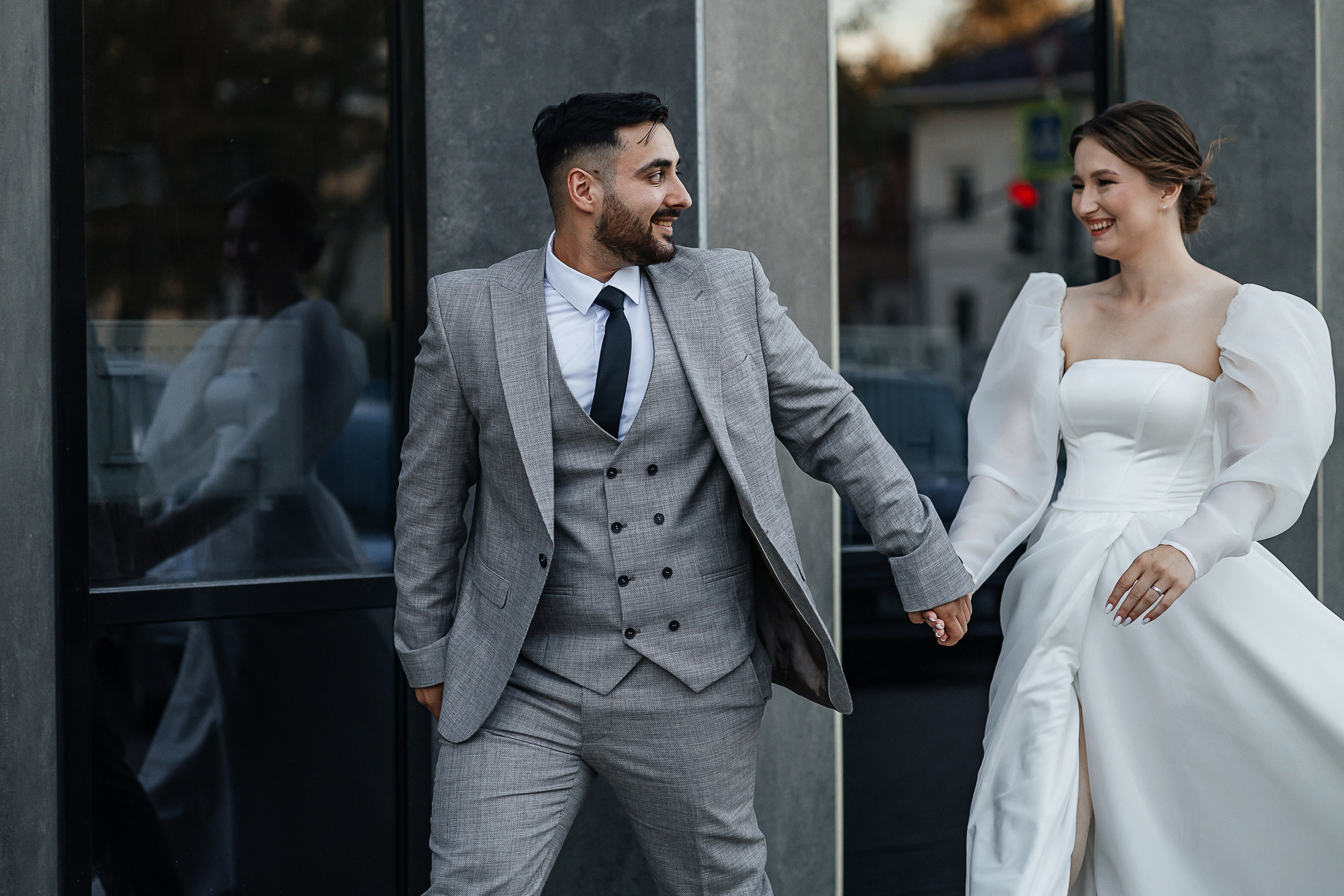 Свадебная фотосессия пары в номере отеля. Олег Сверчков | Свадебный фотограф Вологда