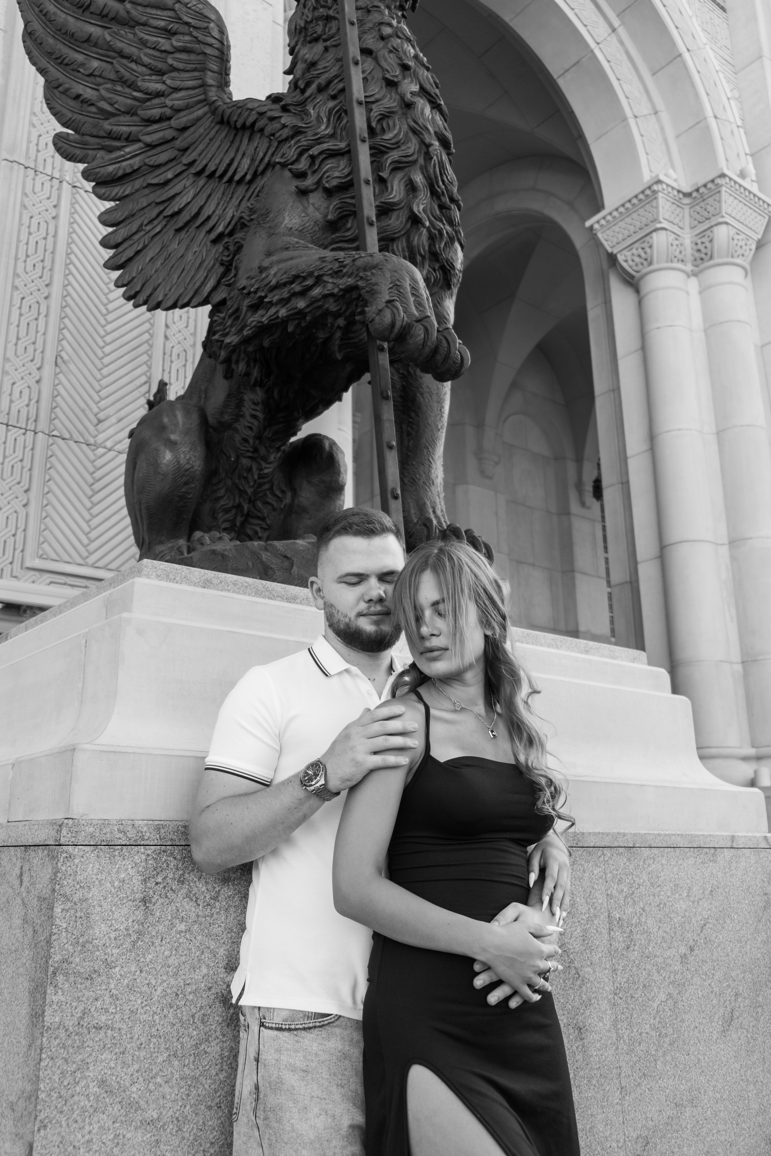 Чёрно-белый кадр Влюблённые пары в новом херсонесе у грифонов. Фотограф и видеограф Желдак Илья