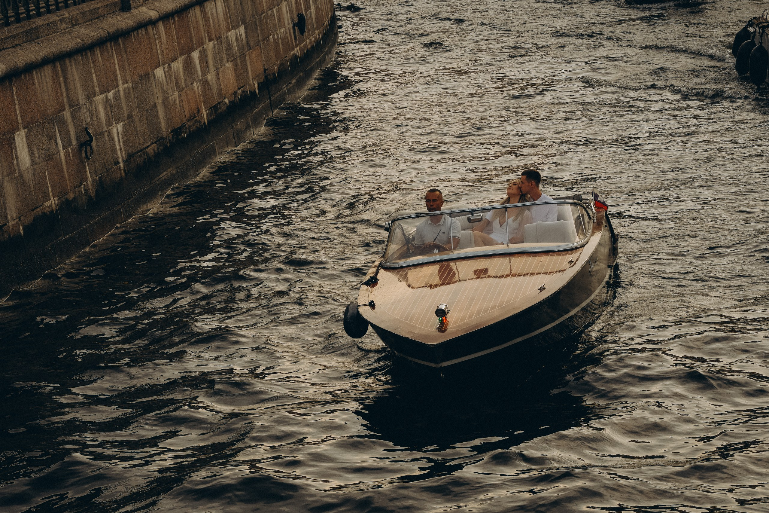СВАДЕНБНАЯ СЬЕМКА НА КАТЕРЕ ПО КАНАЛАМ САНКТ-ПЕТЕРБУРГА И В АКВАТОРИИ НЕВЫ. Профессиональный фотограф, Санкт-Петербург — Виктория Богомолова