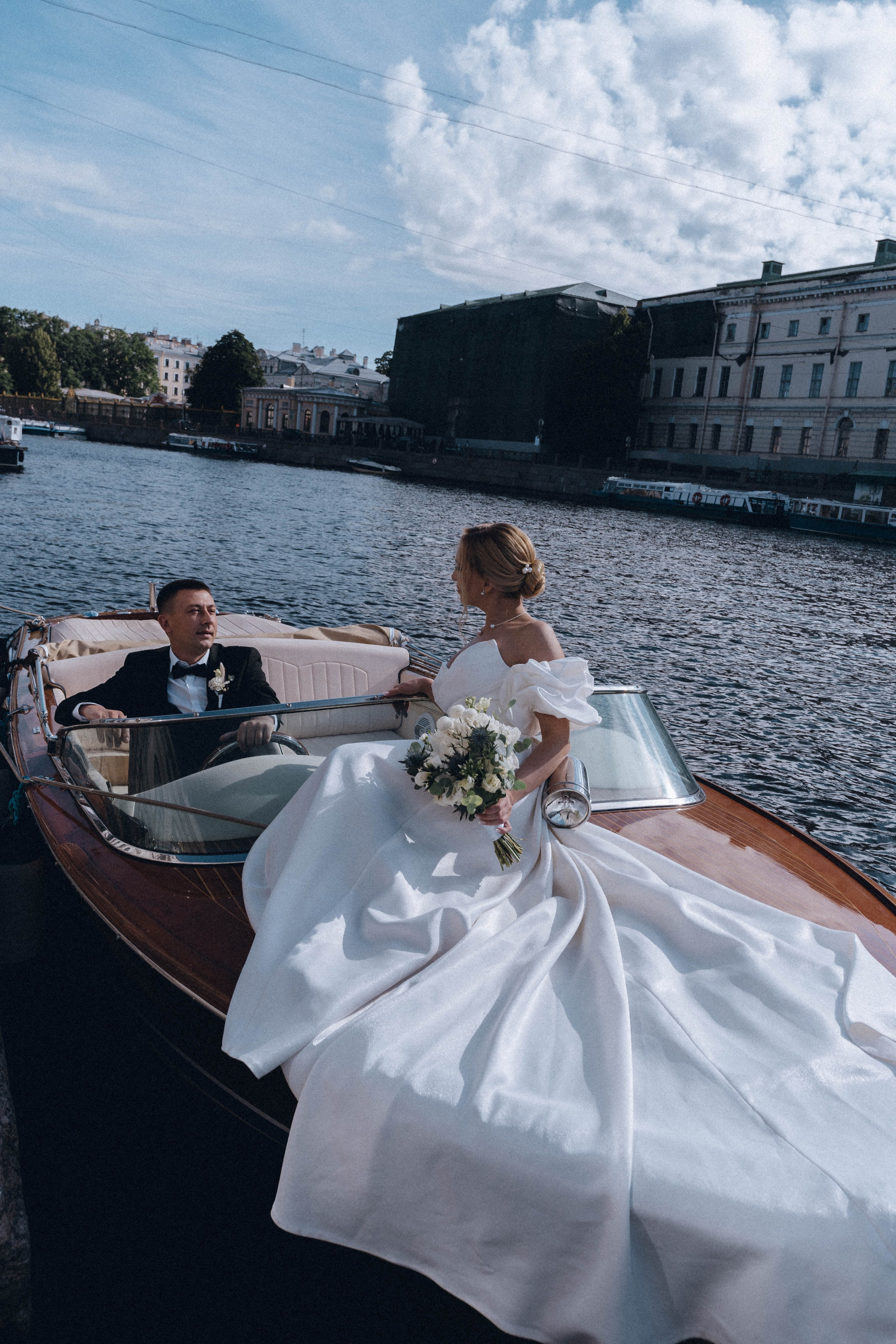 СВАДЕНБНАЯ СЬЕМКА НА КАТЕРЕ ПО КАНАЛАМ САНКТ-ПЕТЕРБУРГА И В АКВАТОРИИ НЕВЫ. Профессиональный фотограф, Санкт-Петербург — Виктория Богомолова