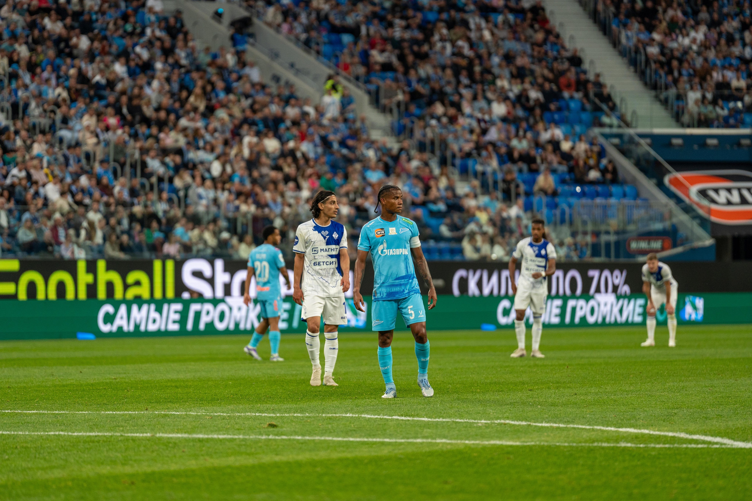 Защитник Зенита против игрока Динамо, спортивный фотограф Санкт-Петербург