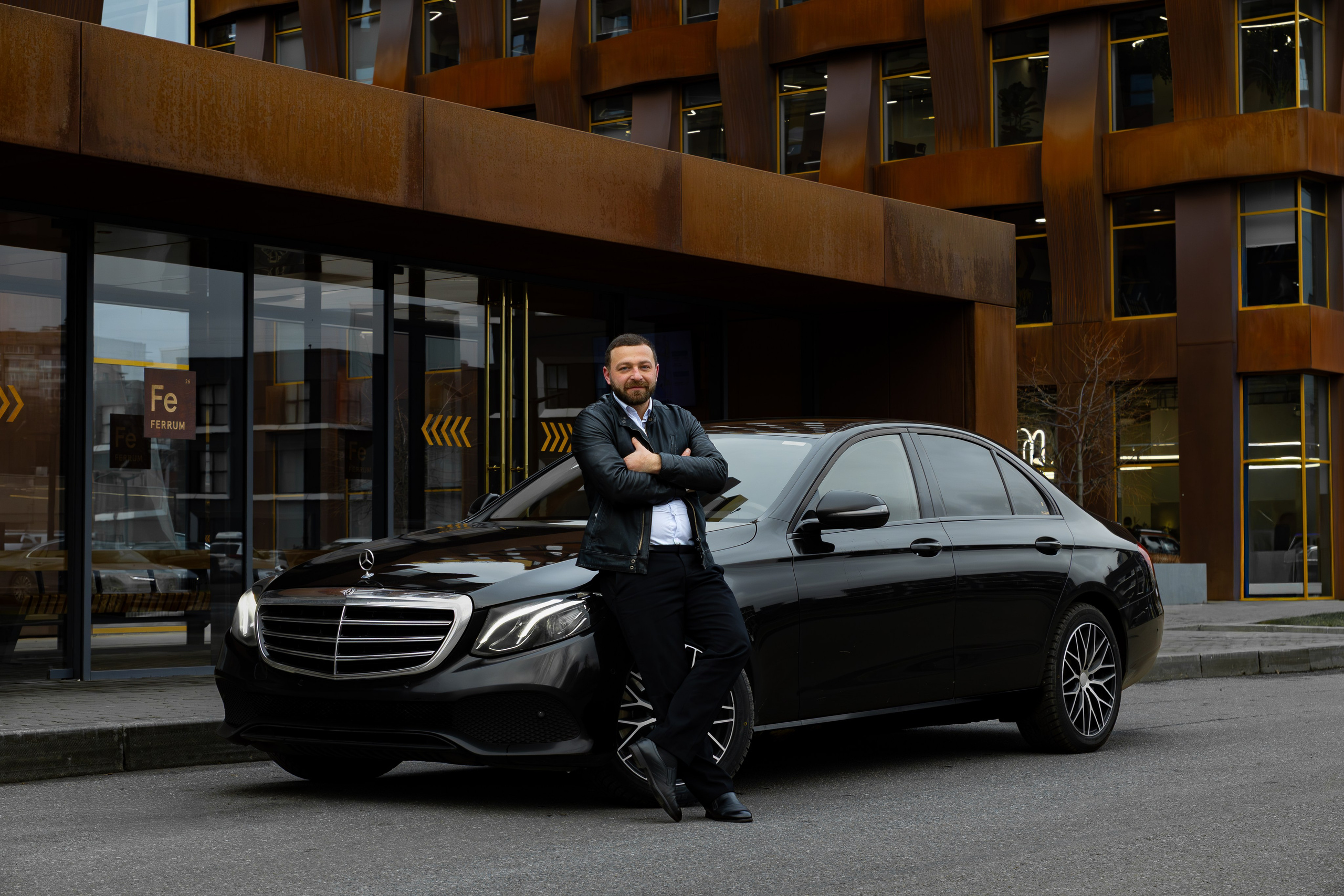 Mercedes & Hongqi. Photo-nk