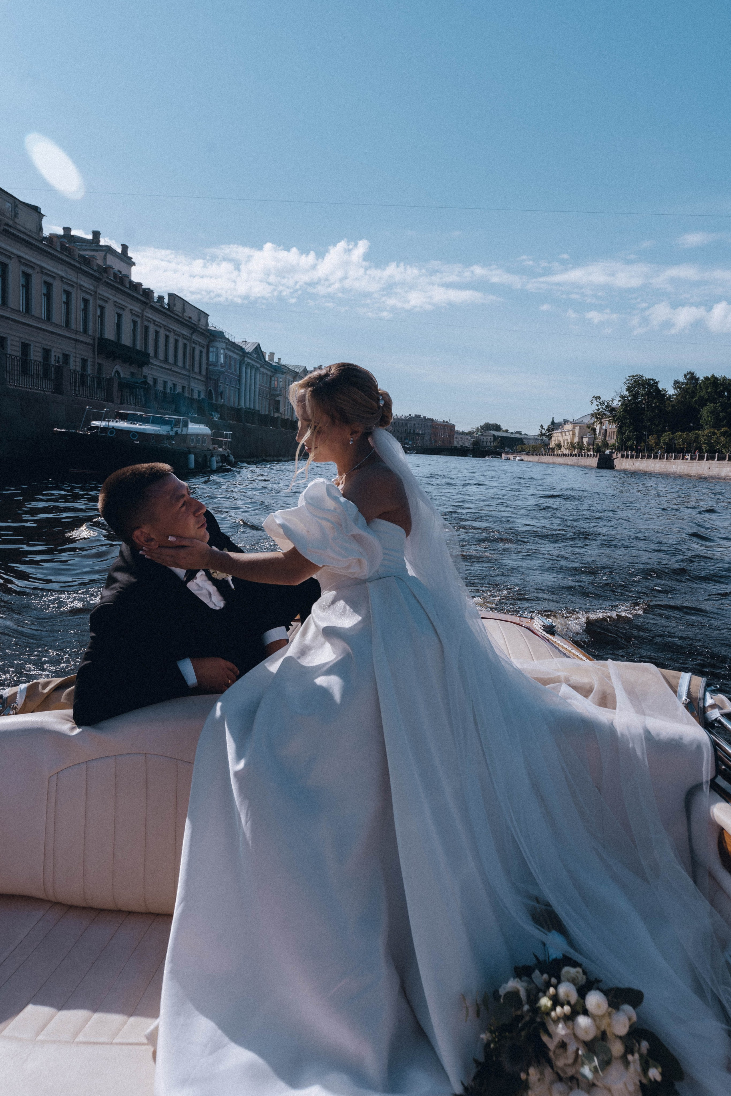 СВАДЕНБНАЯ СЬЕМКА НА КАТЕРЕ ПО КАНАЛАМ САНКТ-ПЕТЕРБУРГА И В АКВАТОРИИ НЕВЫ. Профессиональный фотограф, Санкт-Петербург — Виктория Богомолова