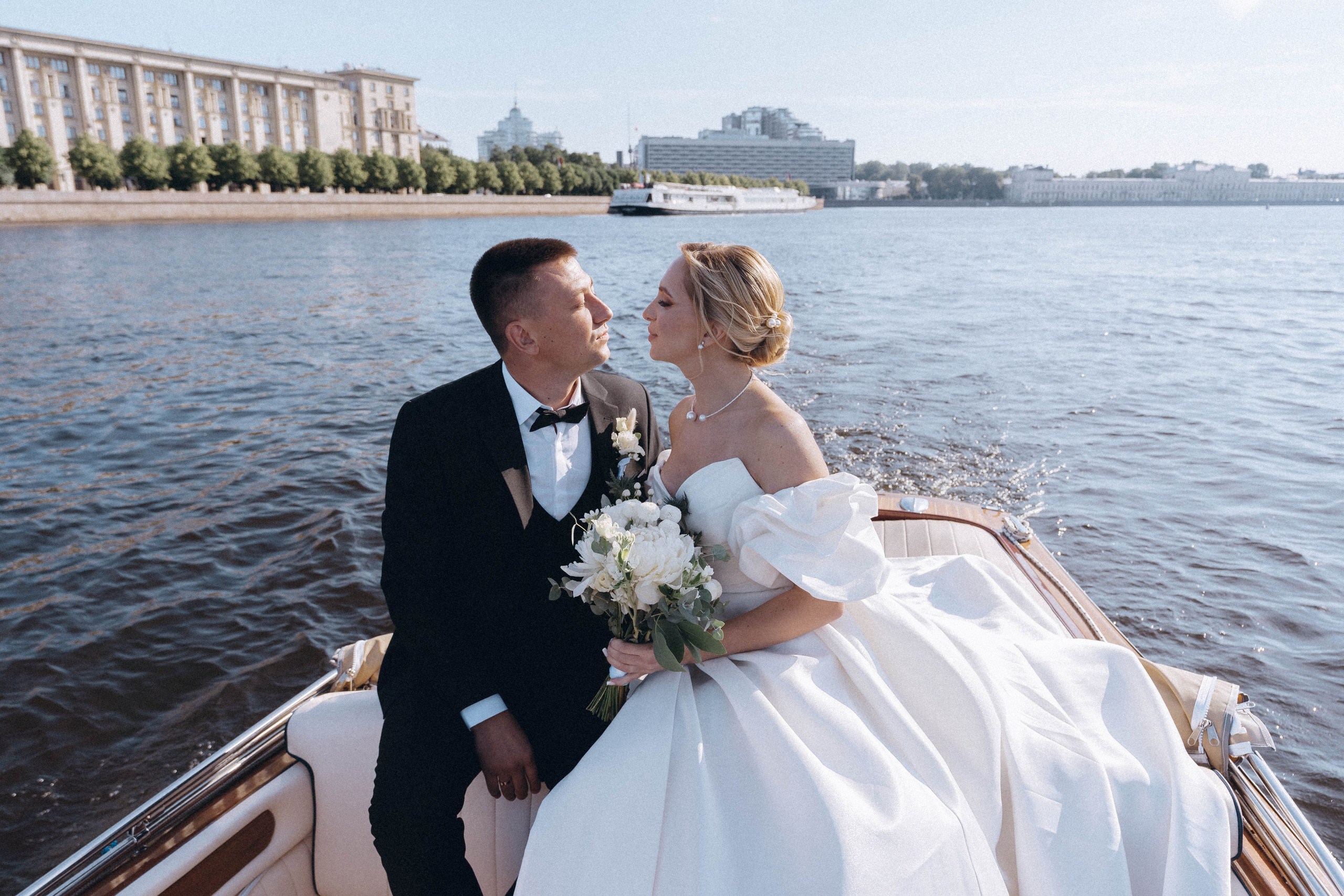 СВАДЕНБНАЯ СЬЕМКА НА КАТЕРЕ ПО КАНАЛАМ САНКТ-ПЕТЕРБУРГА И В АКВАТОРИИ НЕВЫ. Профессиональный фотограф, Санкт-Петербург — Виктория Богомолова