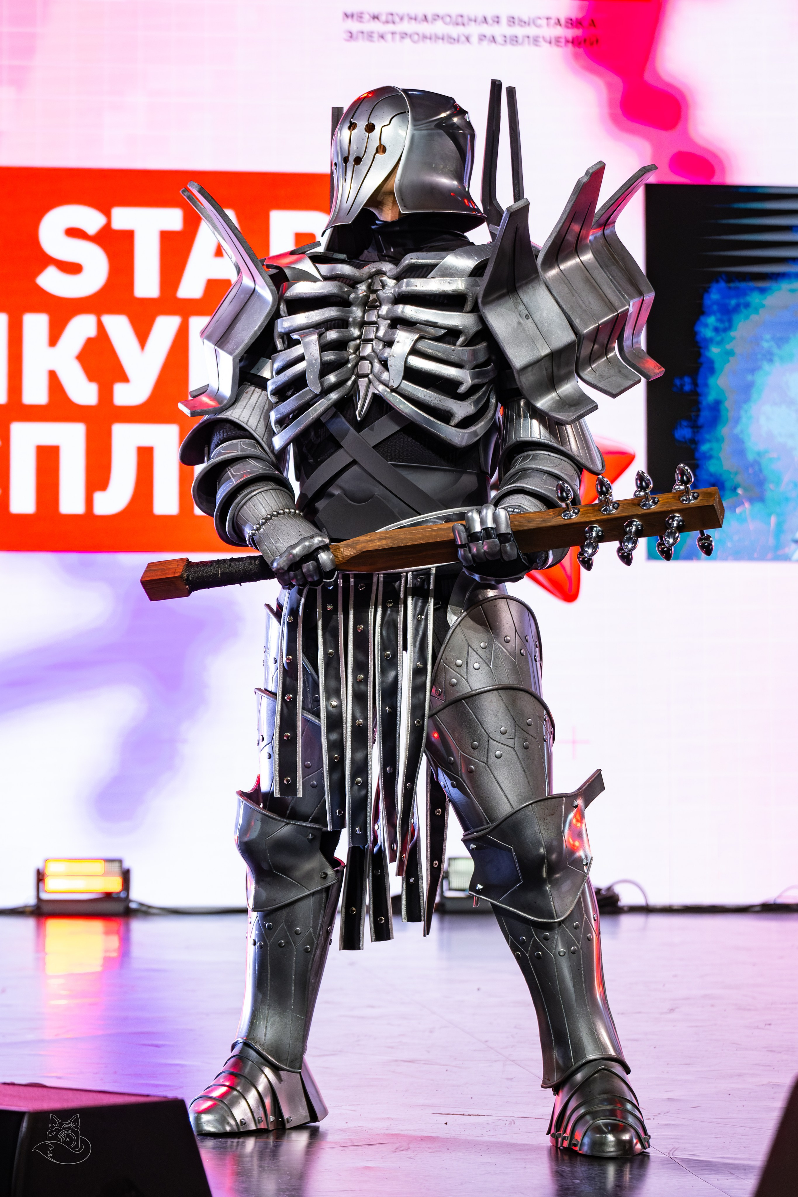 Сцена РЭД ЭКСПО 2024. Косплей фотограф