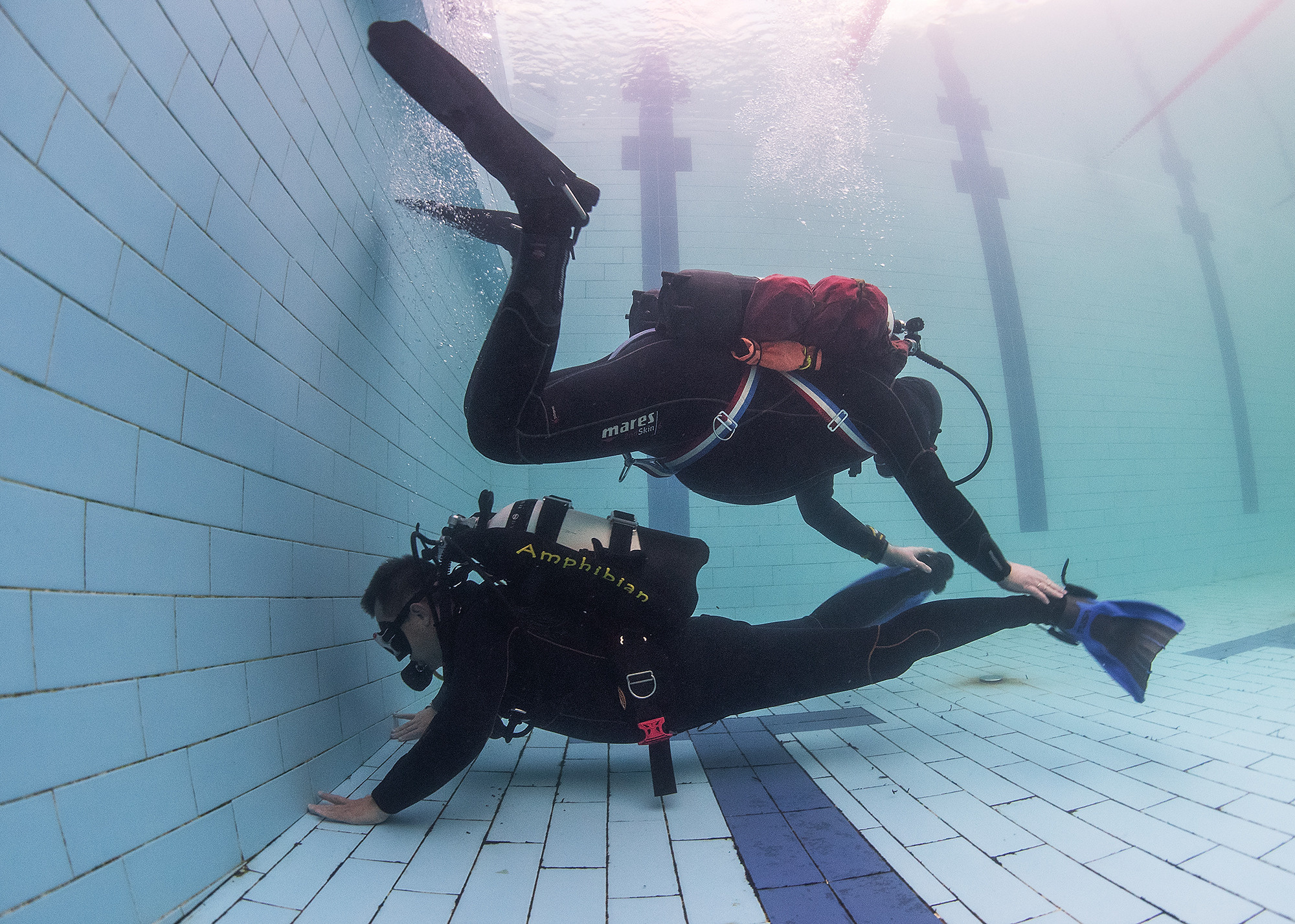 тренировка двух дайверов под водой в бассейне СКА Ростов