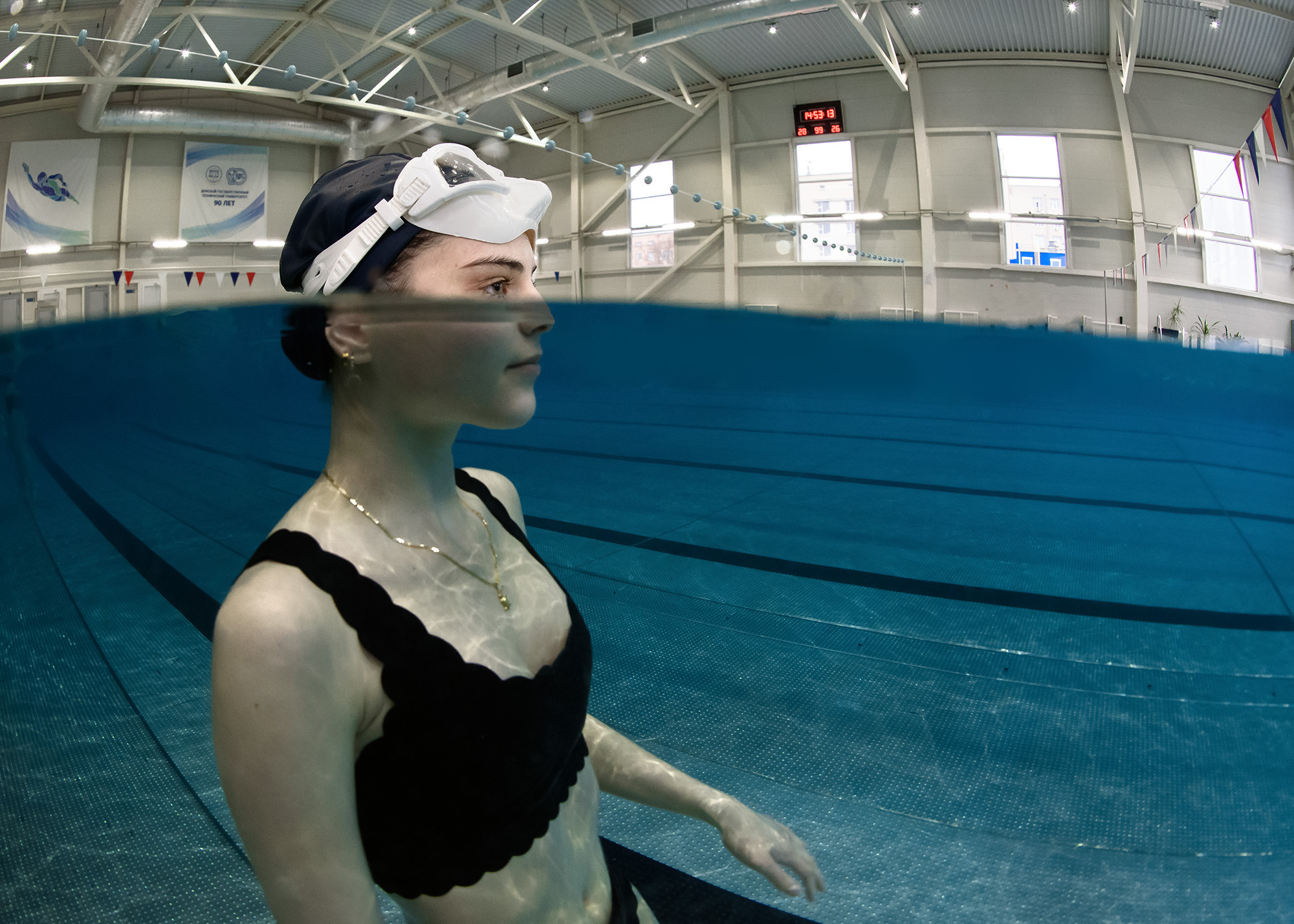 фото девушки в бассейне ДГТУ