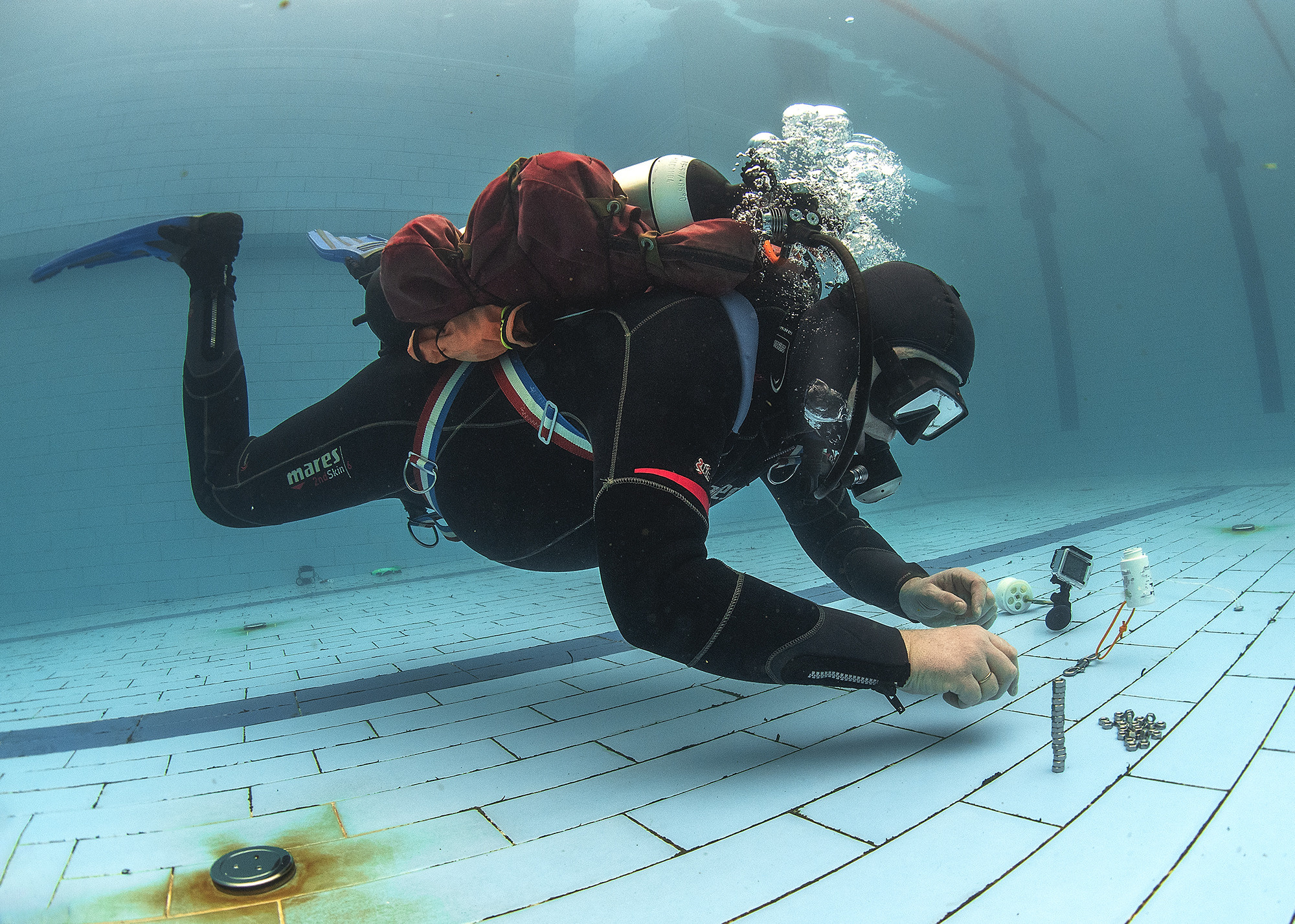 Дайвер в бассейне