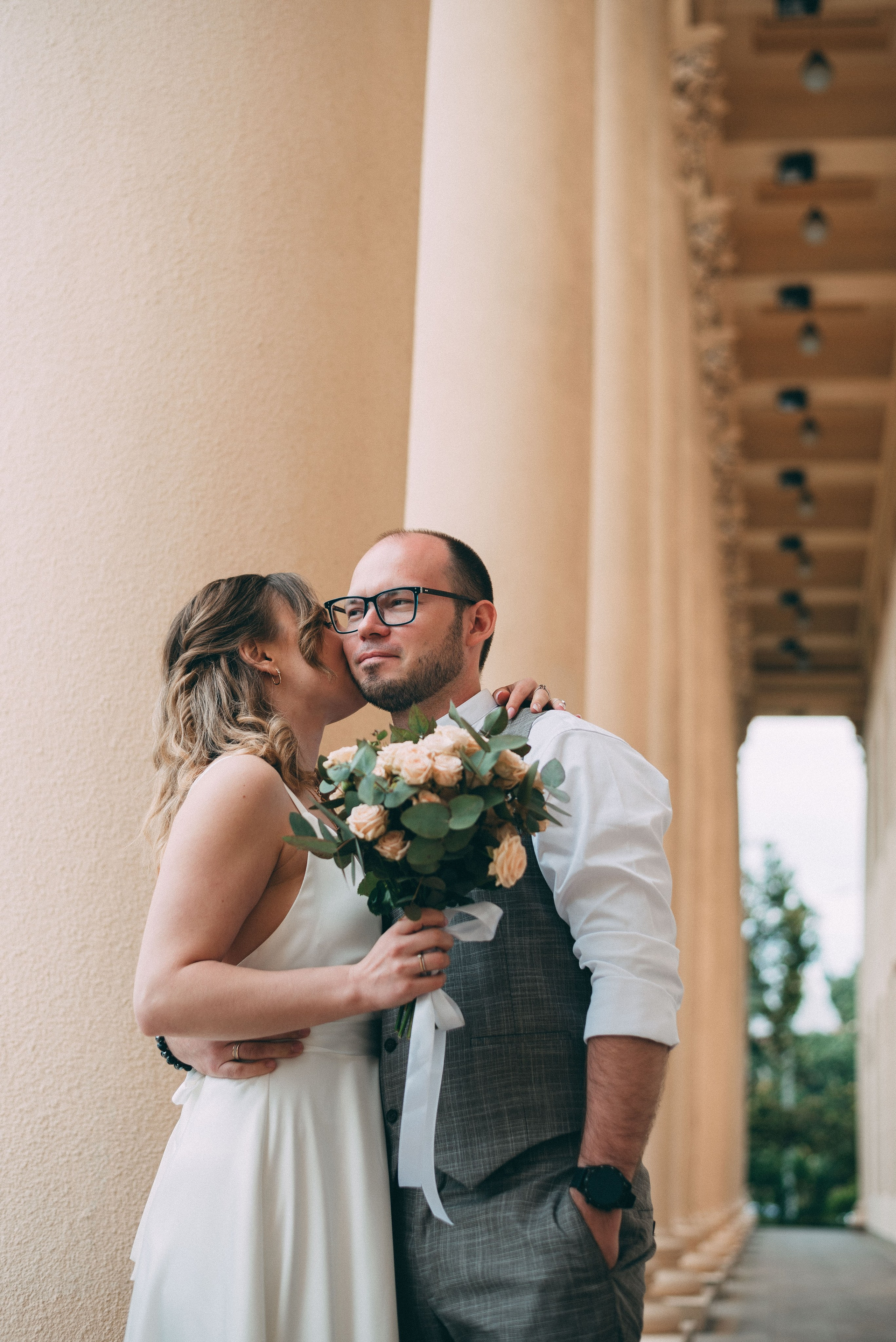 Фотосессия свадьбы или lovstory в центре Сочи, Зимний театр. Фотограф в Сочи — Маргарита Поганова