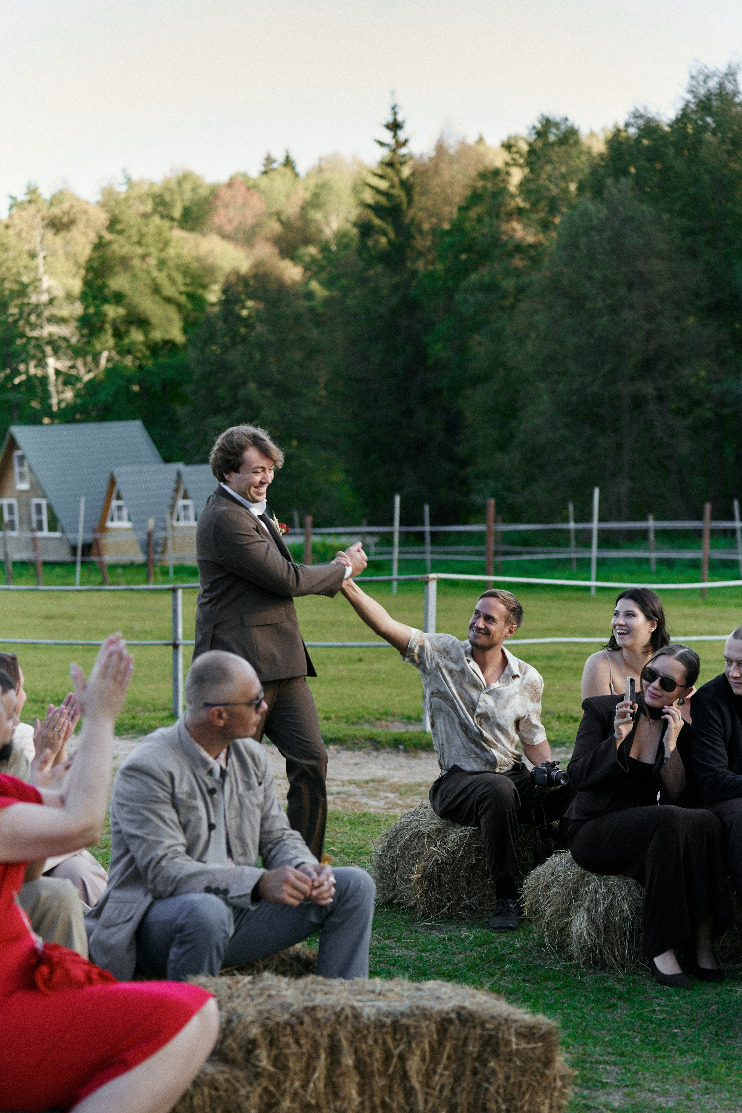 Выход жениха на свадьбе