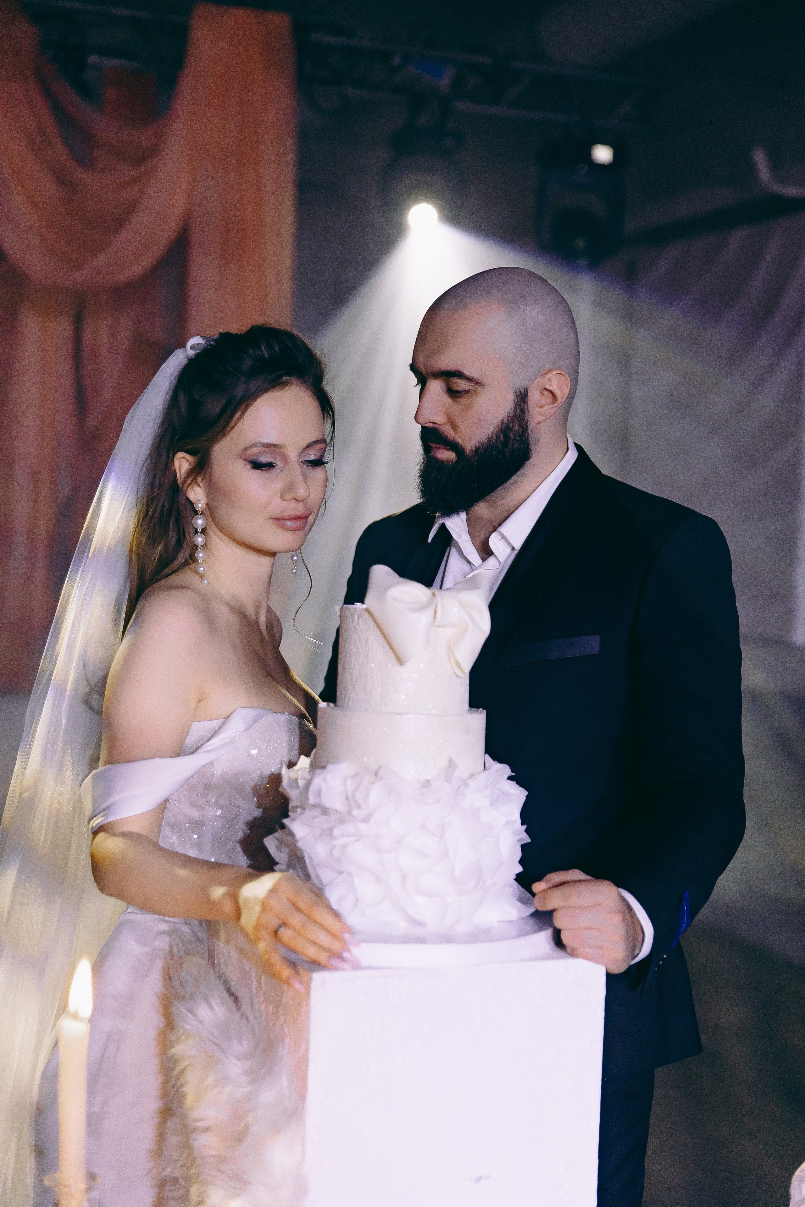 История торта Олеси и Владимира. Свадебный и семейный фотограф в Рязани Саша Крутых