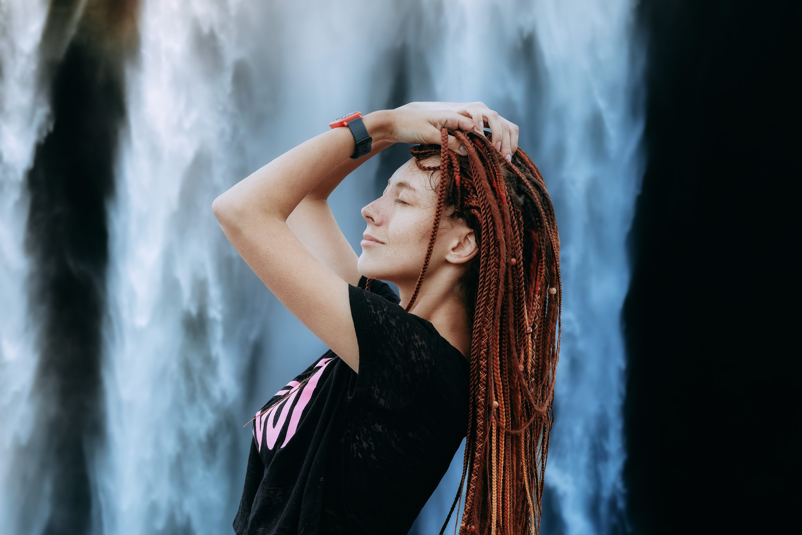 Фотосессия с девушкой на фоне водопада в Приморском крае