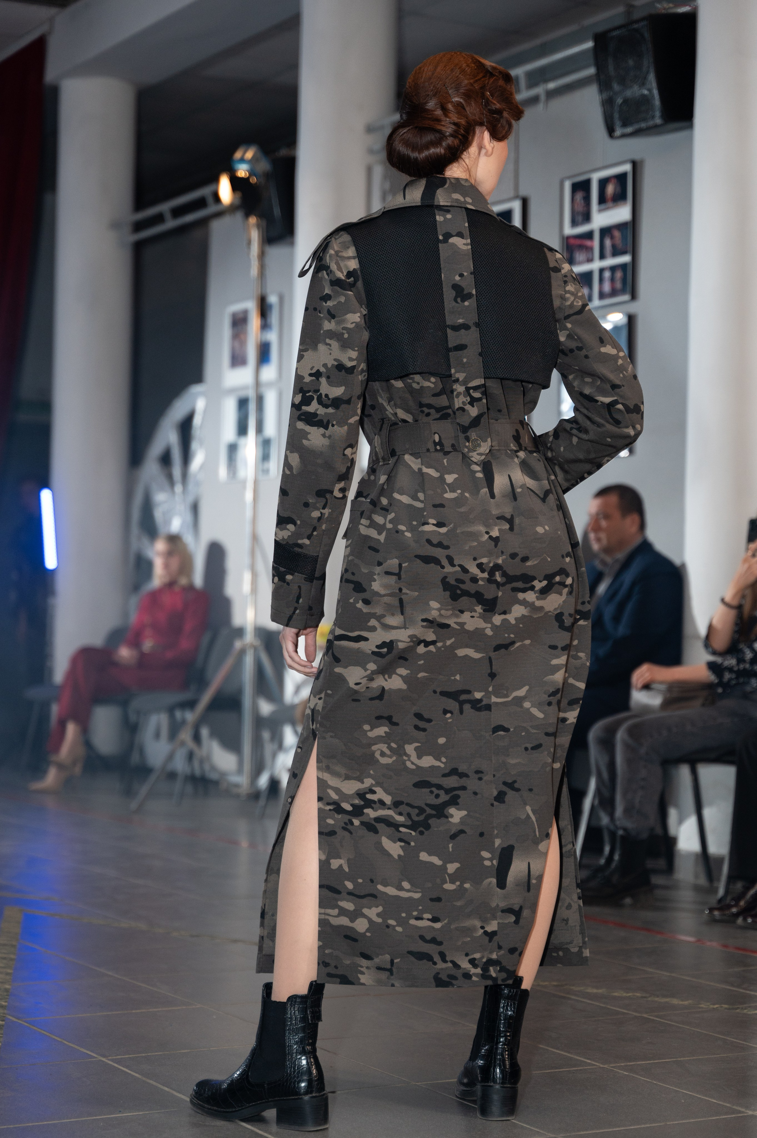 Закрытый показ милитари «Своя трансформация» дизайнера Юлии Бойченко | 24.04.2025. Фотограф в Омске Елизавета Кириллова