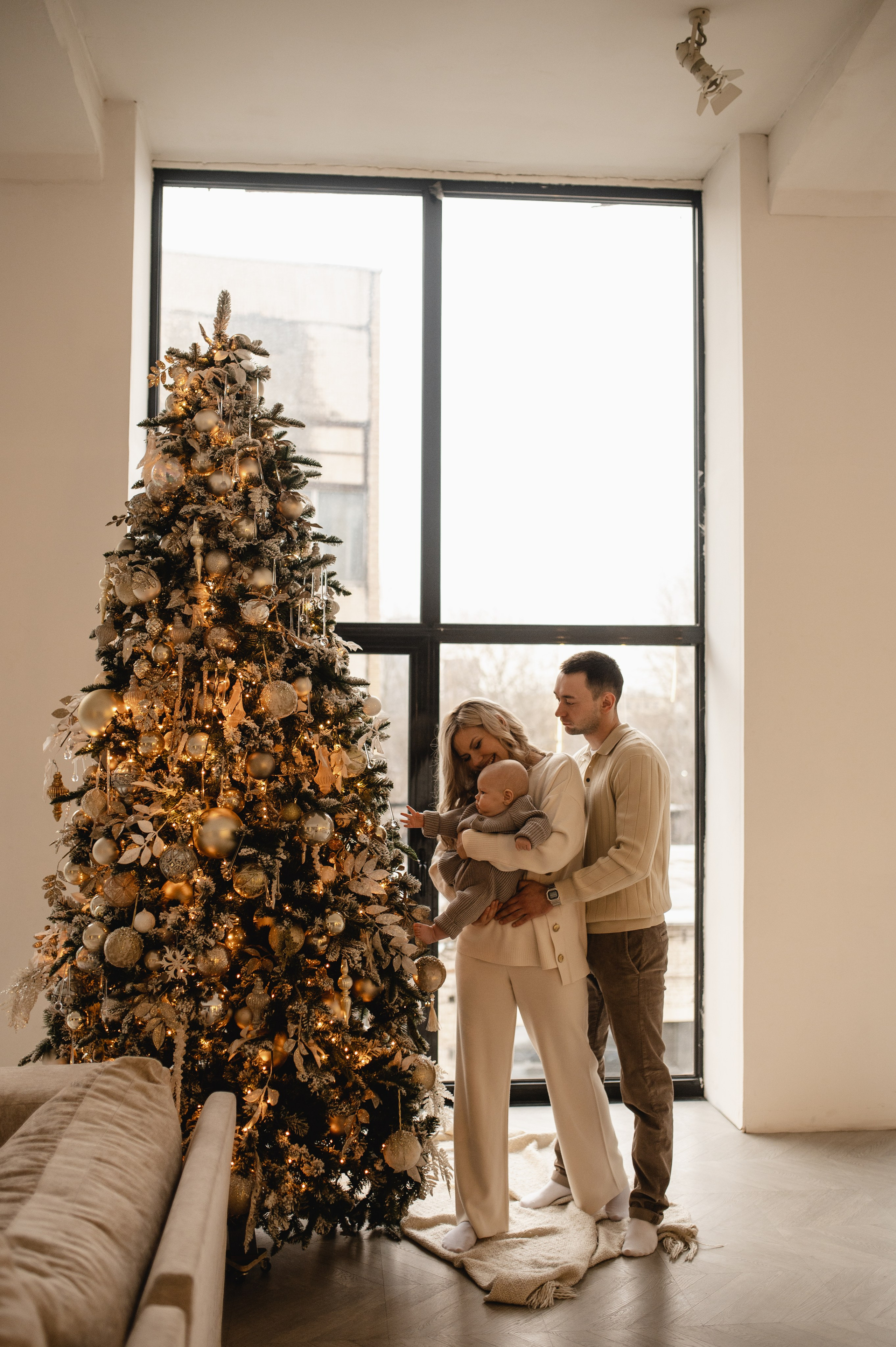 Новогодняя фотосессия в студии с малышом 6 месяцев в Бутово. Семейная фотосессия Бутово Москва фотограф Алина Морщагина