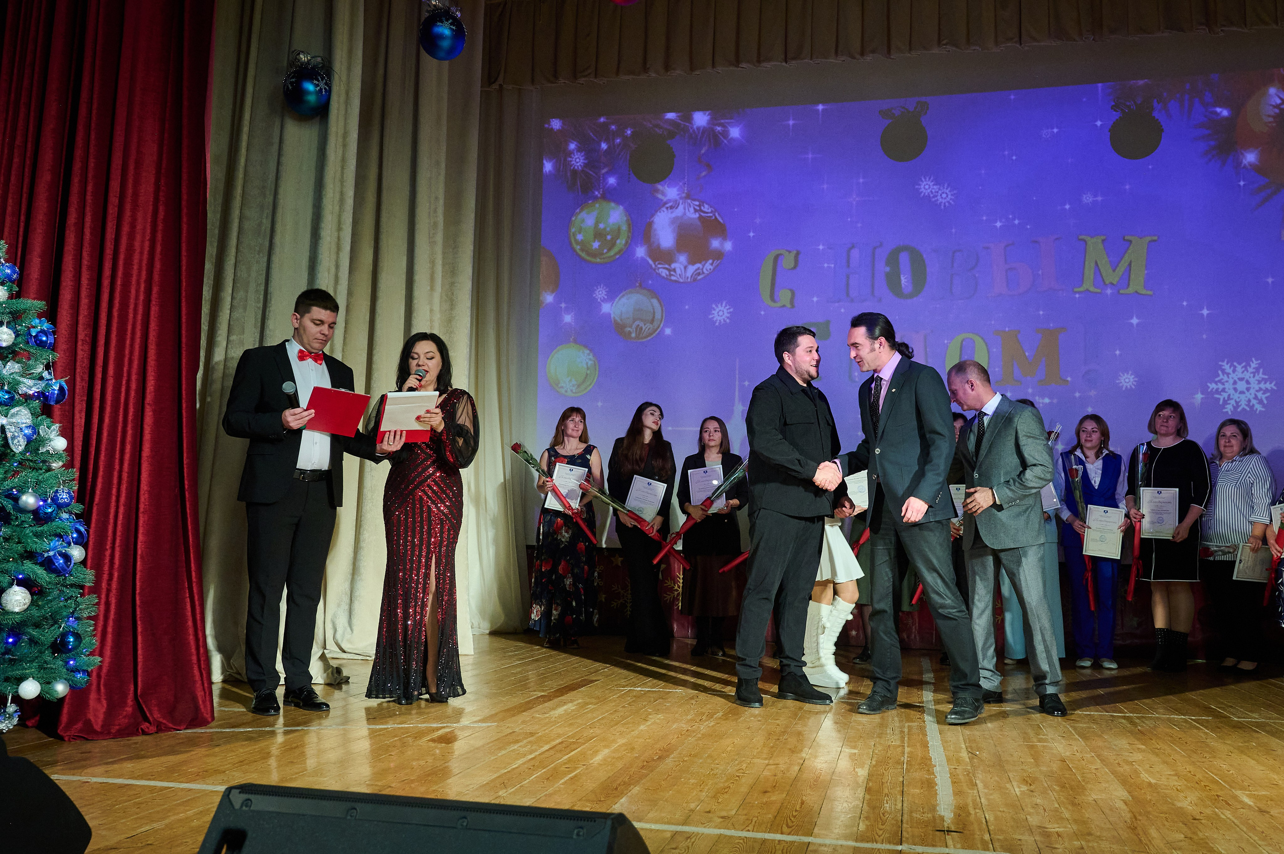 Концерт НГ В ДК. Жизнь курорта Кабардинка в фотографиях