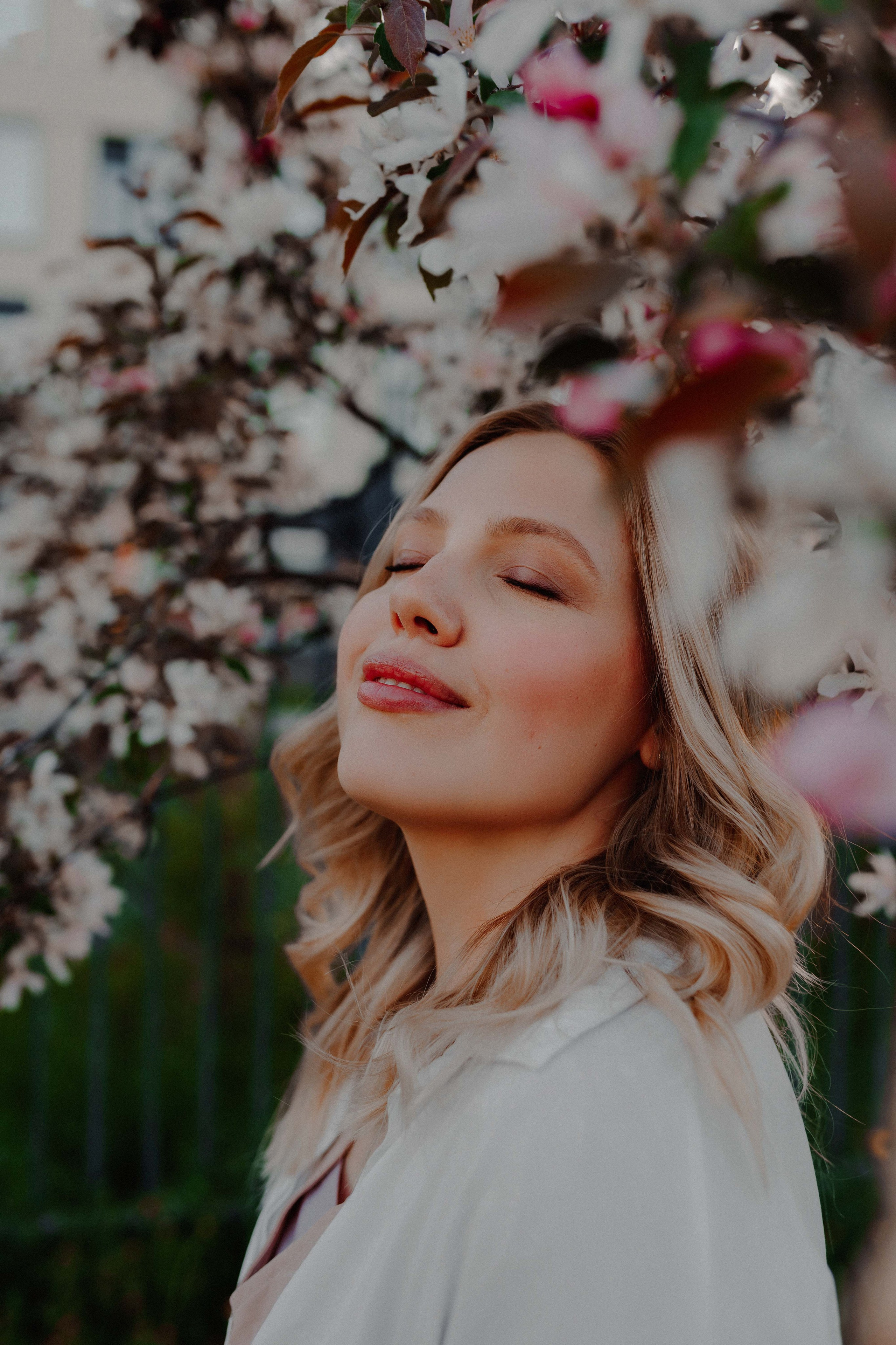 Александра в цветущей яблоне. Семейный и индивидуальный фотограф в Санкт-Петербурге Маргарита Щипкова