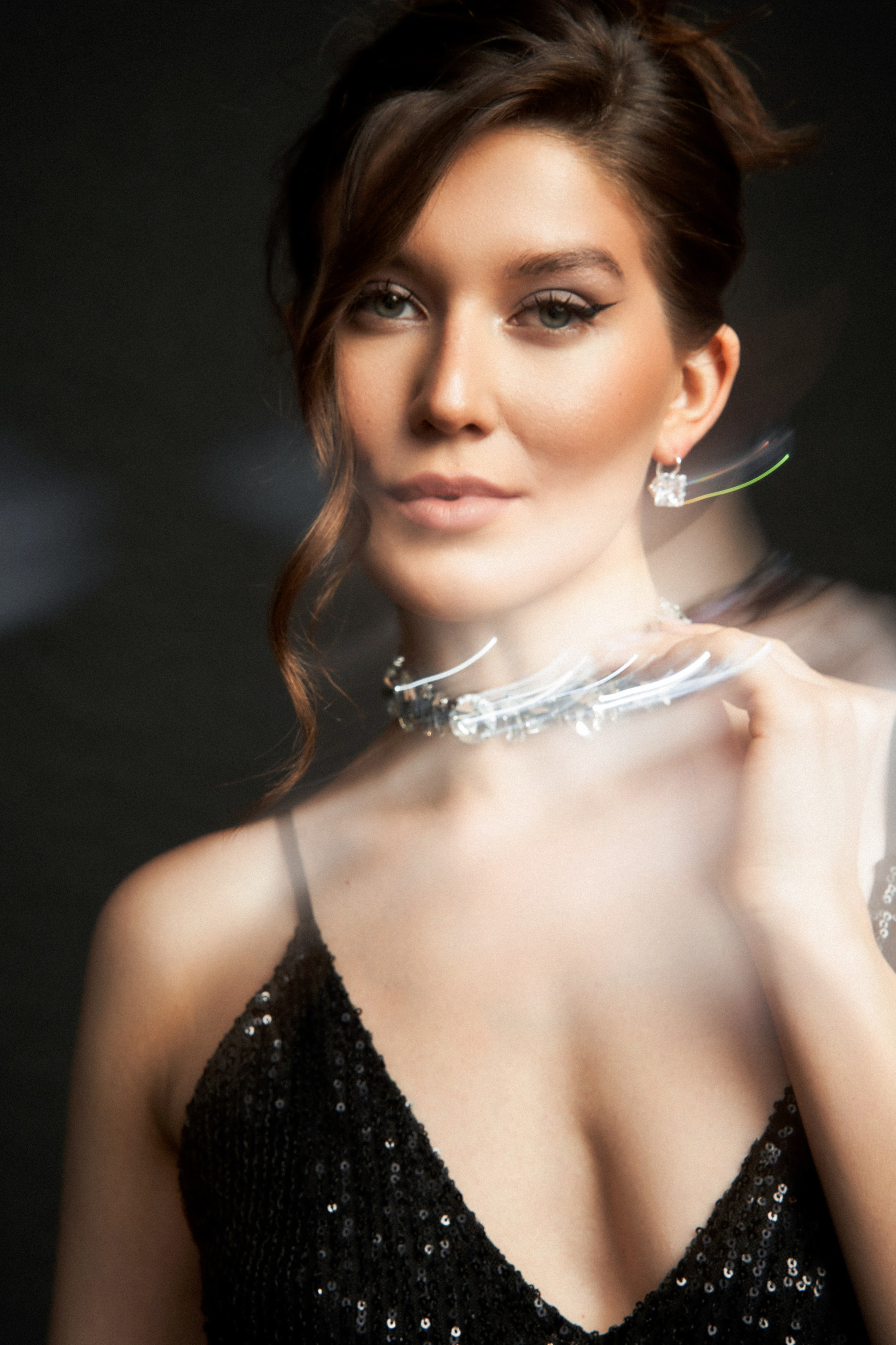 Украшения на девушке на черном фоне со смазами