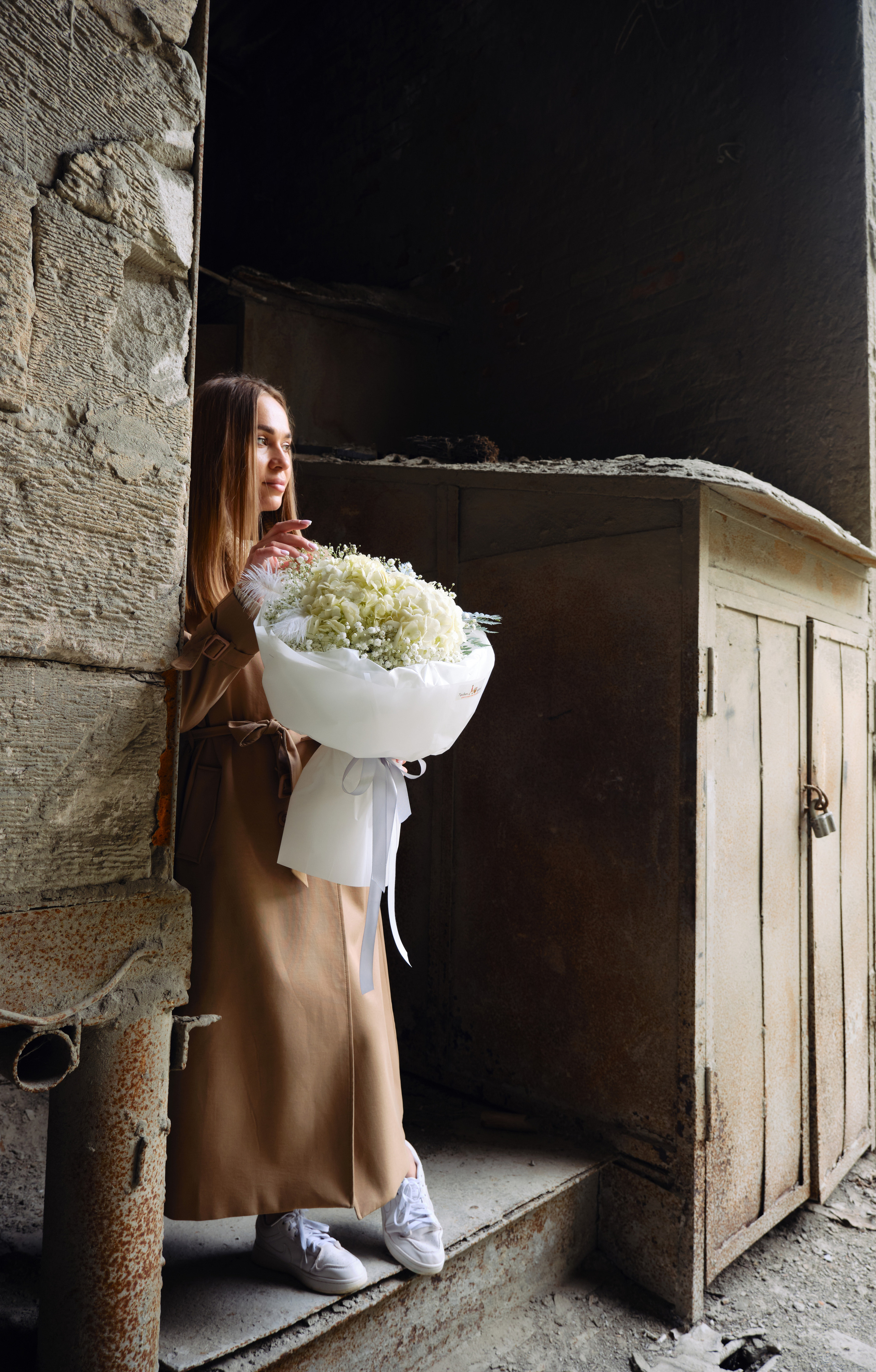 фото девушки с цветами для соц сетей