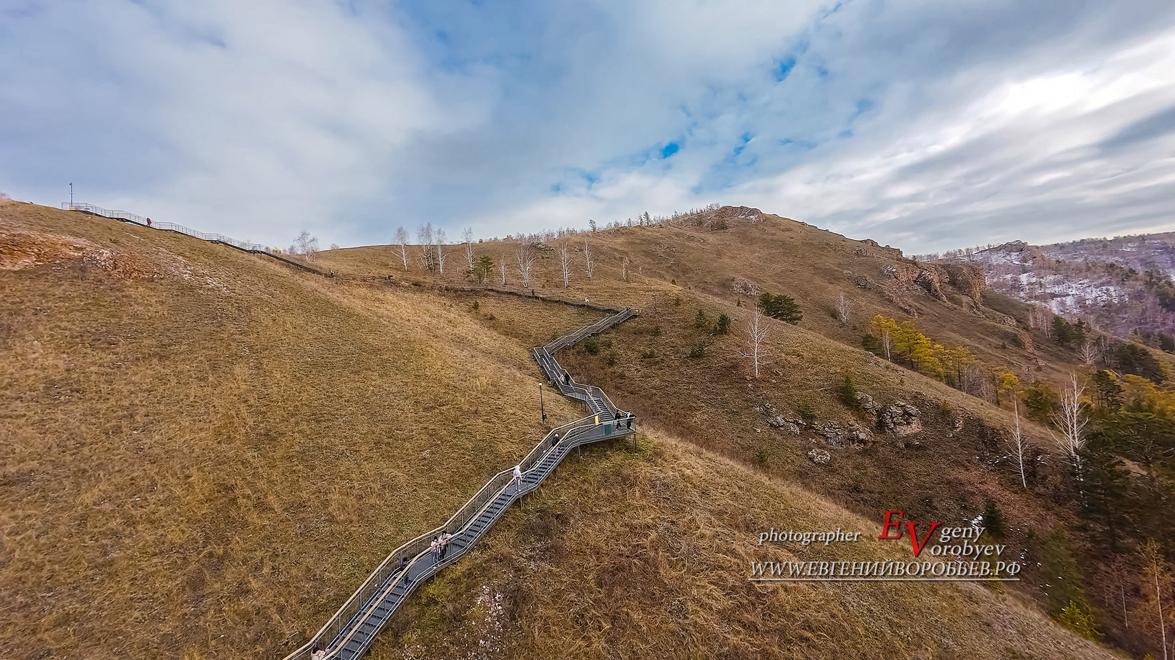 оргашинский хребет в Красноярске лестница национальный парк заповедник Красноярские столбы скалы горы Такмак. Экскурсия идея что посмотреть куда сходить в Красноярске. Фотограф фотосессия аэросъёмка с FPМ дрона туризм Россия поход