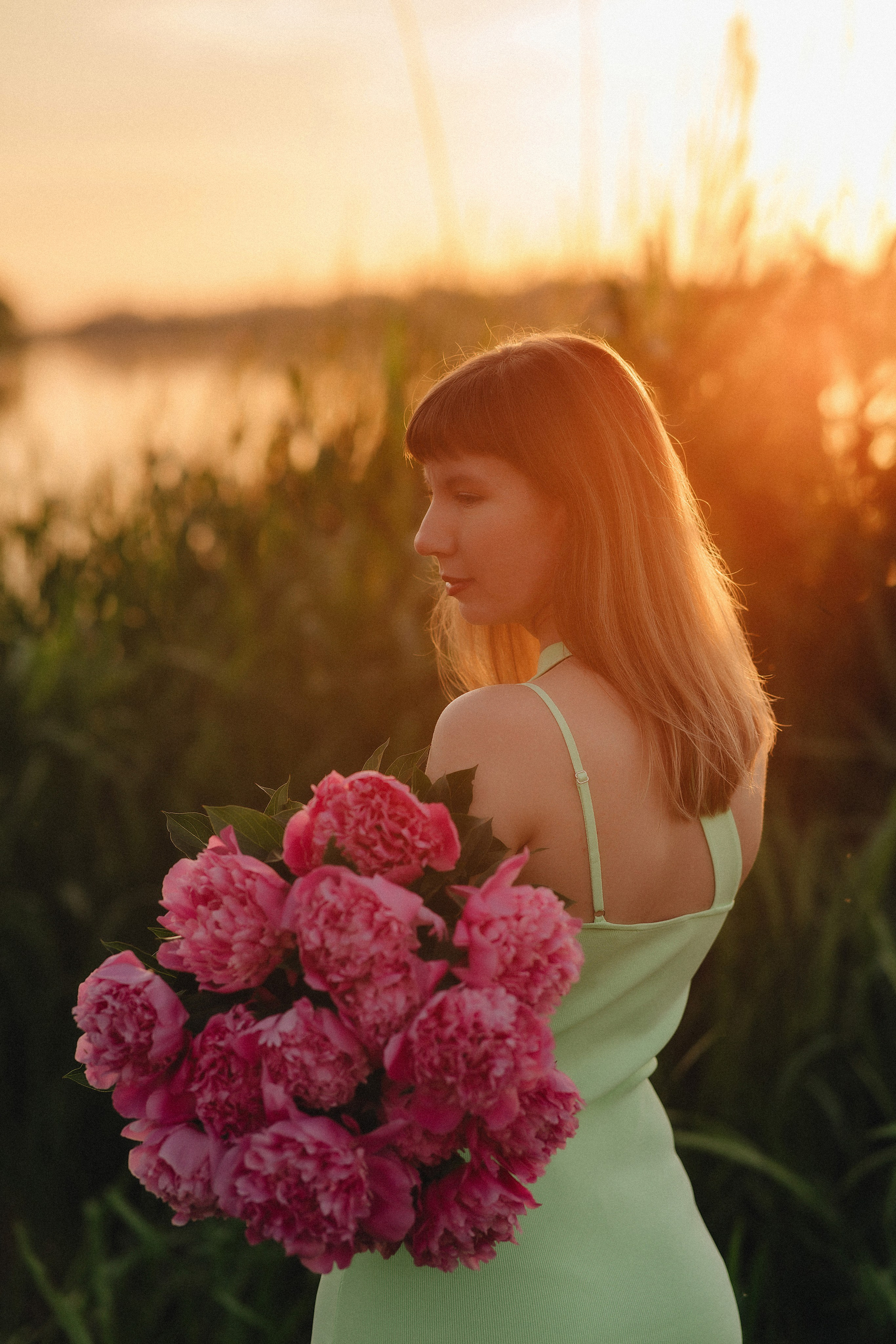 Анастасия | Съемка на закате с букетом пионов. Фотограф Карина Шмулёва. Воронеж и область