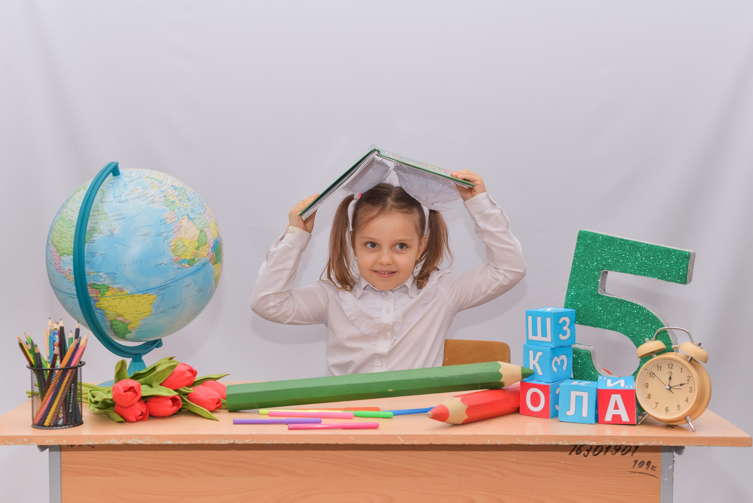 Первоклашки на белом фоне. Детский и школьный фотограф в Костанае Рабига Сейткенова