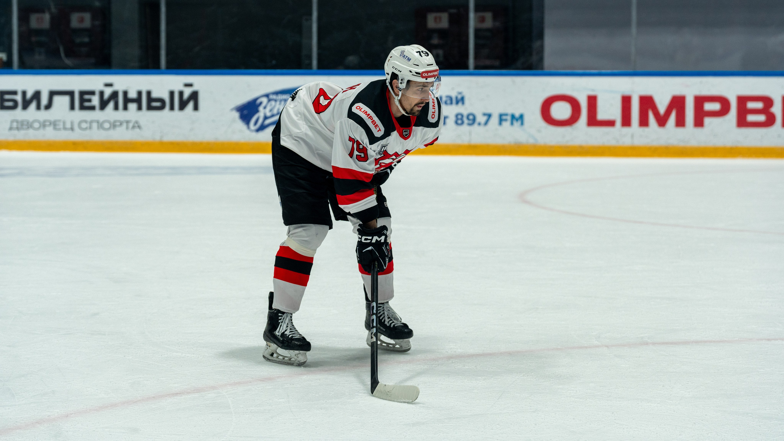 Игрок «Молота» в ожидании вбрасывания в матче с «Динамо». Репортажная спортивная фотосъёмка, сосредоточенность, Санкт-Петербург.