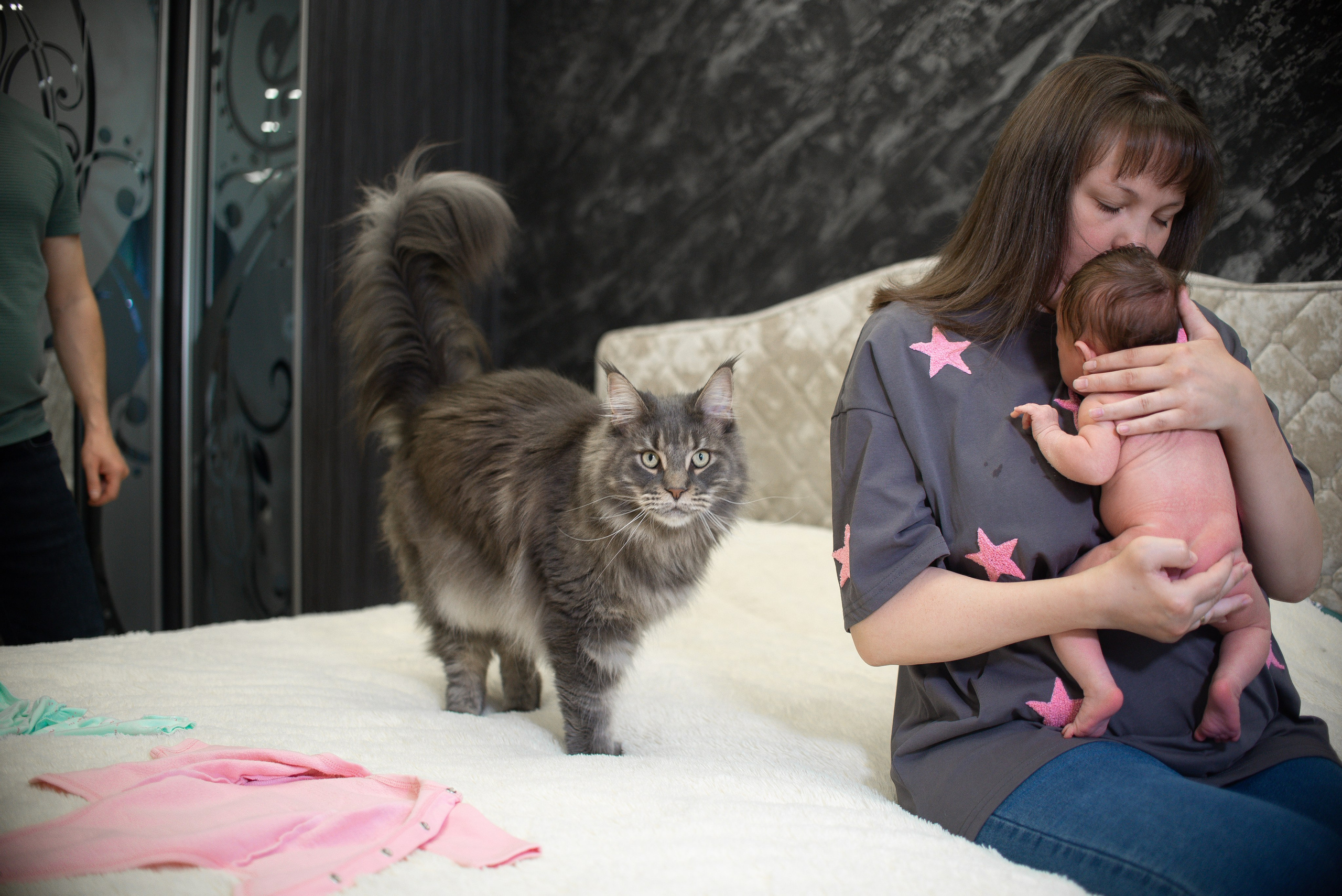 Крошка Манэ дома с родителями. Семейный фотограф на выписку из роддома и крещение Минск Настя Гришук