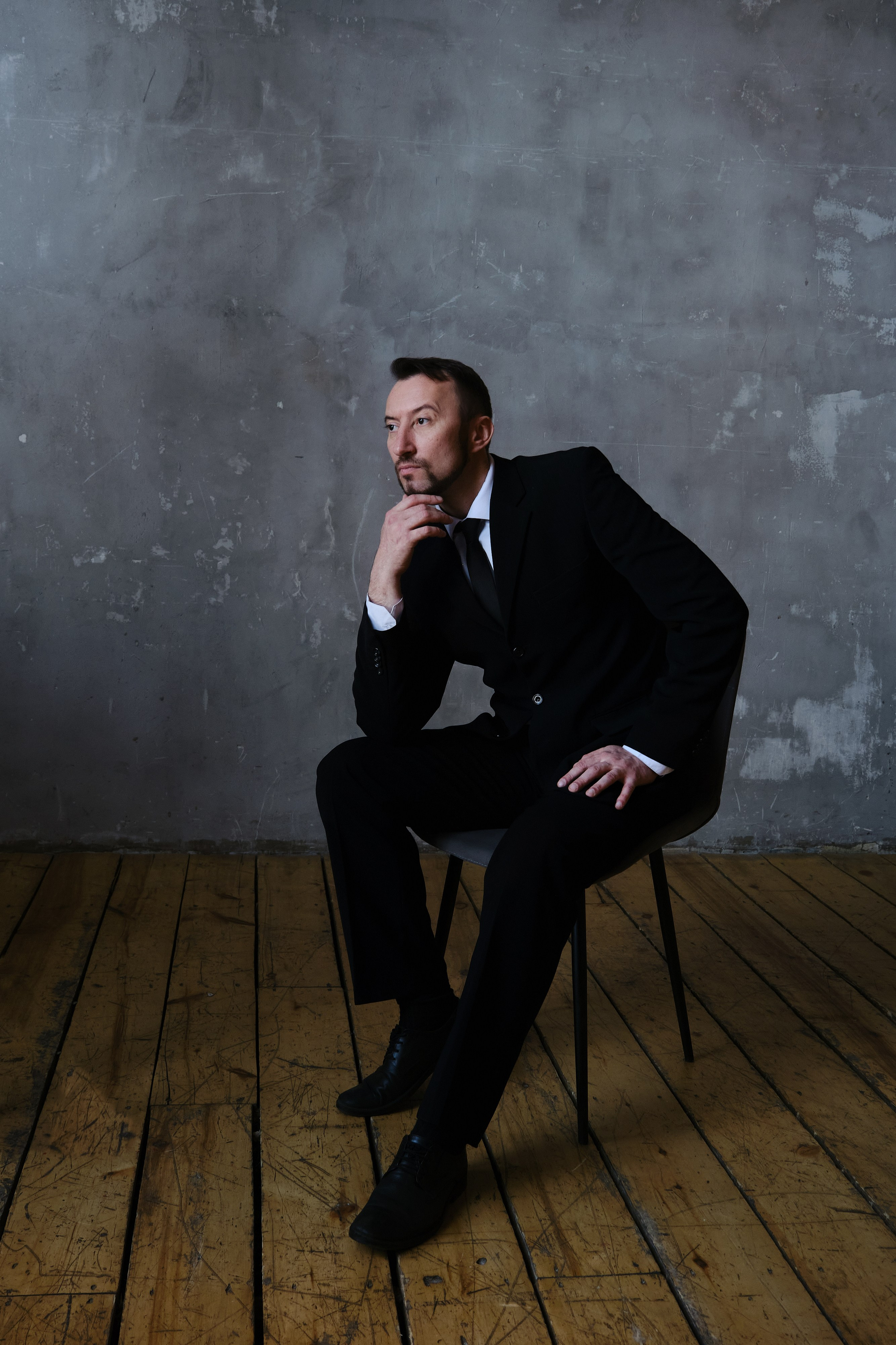 мужская фотосессия в низком ключе в студии в Москве