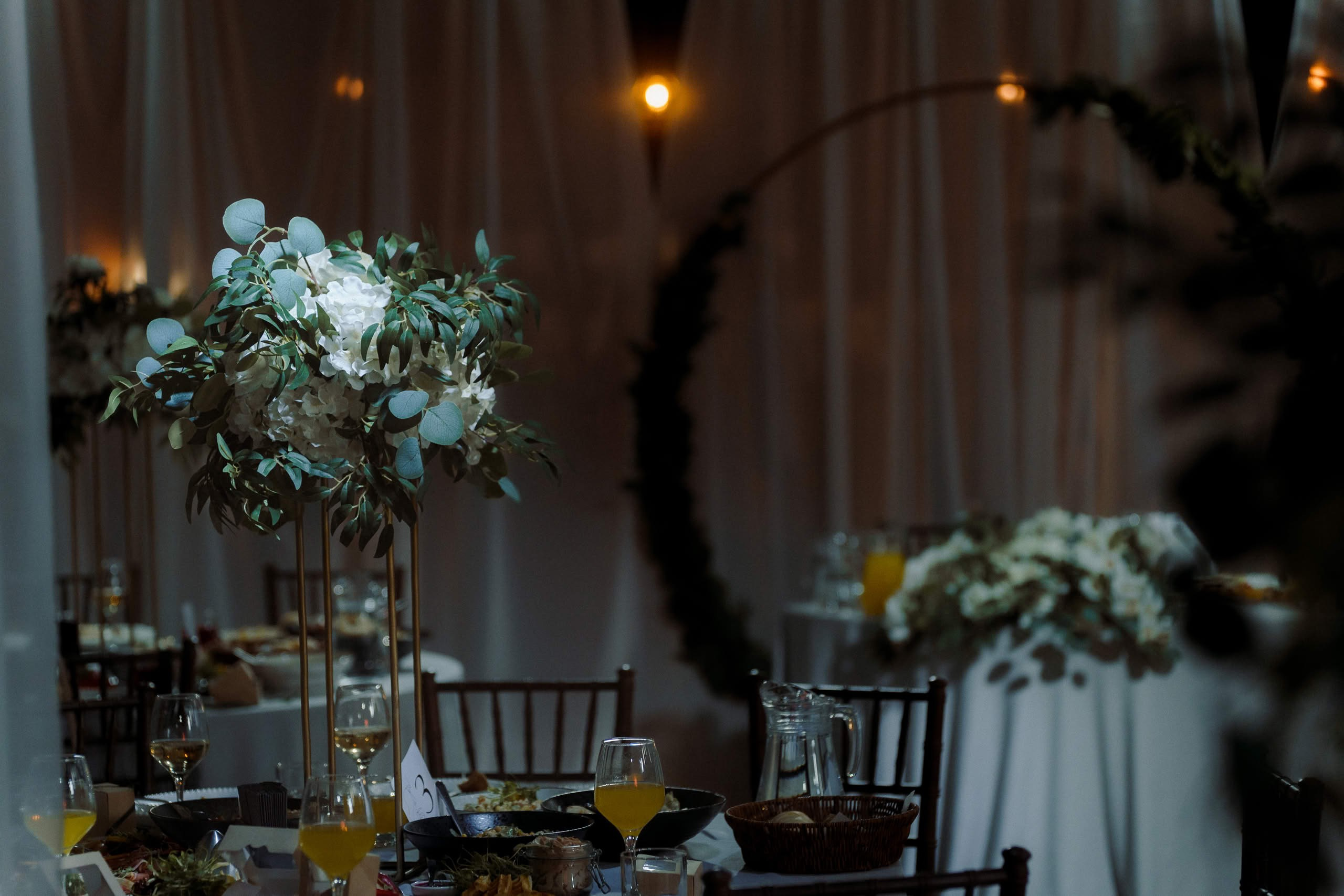 Декор банкетного зала Event Rest — свадебные цветы и свечи