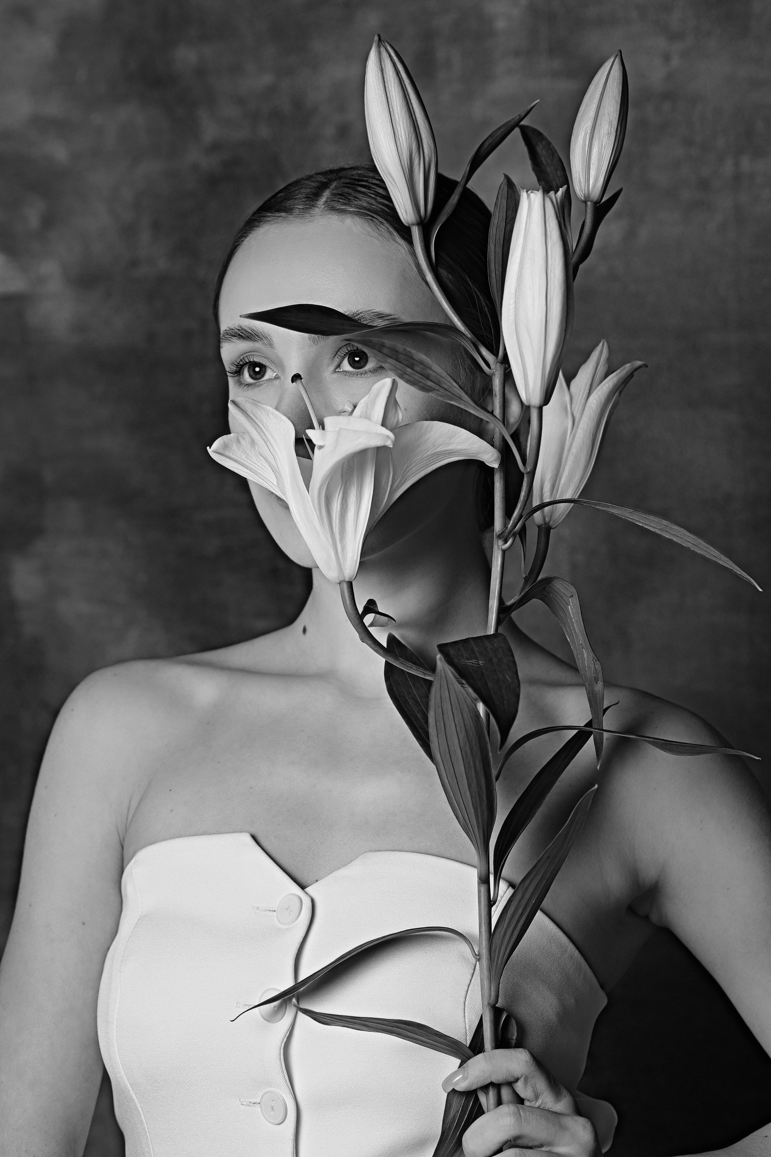 Черно-белый женский портрет, студийный женский портрет в черно-белом стиле, женский портрет в черно-белом стиле фотосессия с цветами, черно-белый женский портрет в классическом стиле, имиджевый женский портрет в черно-белом стиле, творческая фотосессия для женщин в черно-белом стиле.