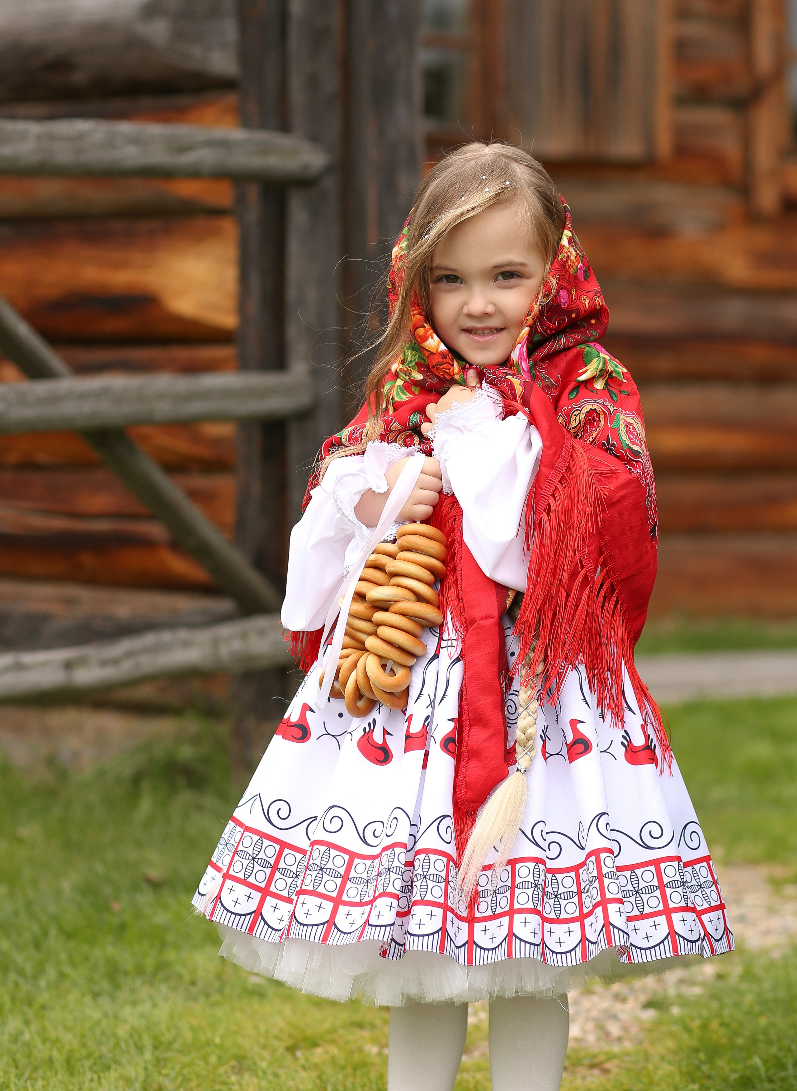 аренда наряда "мезенская красавица". В состав костюма входит платье, подъюбник  Кокошник оплачивается отдельно! Стоимость проката сутки 2500р. с кокошником 2800р. рост модели на фото 110-116см.