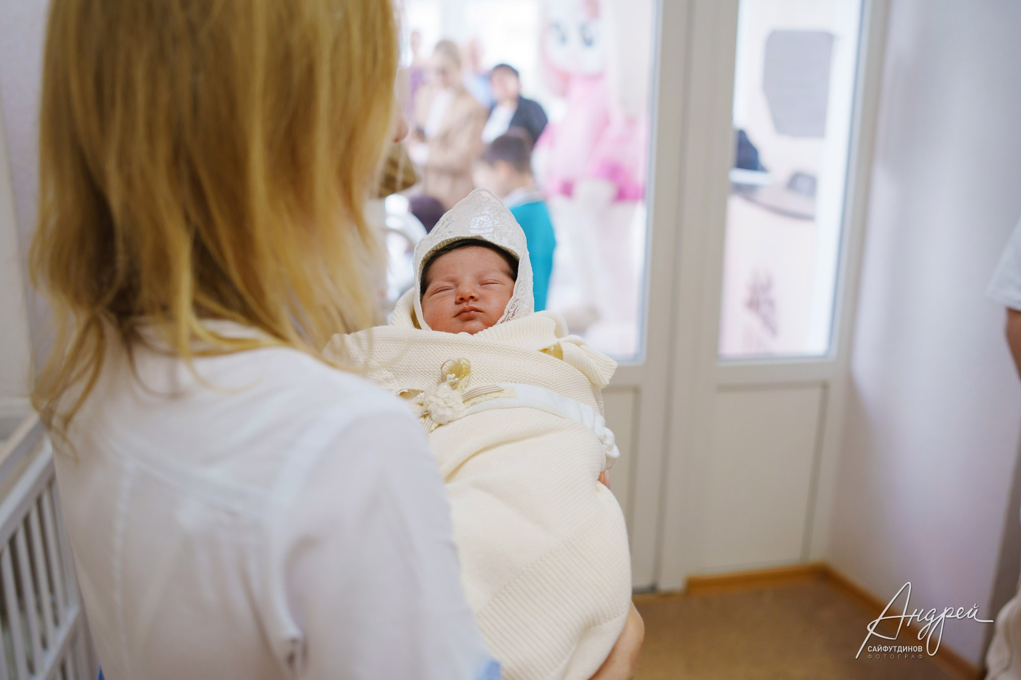 Медсестра вручает новорожденную дочку папе в роддоме Ростова-на-Дону, фотограф на выписку Андрей Сайфутдинов