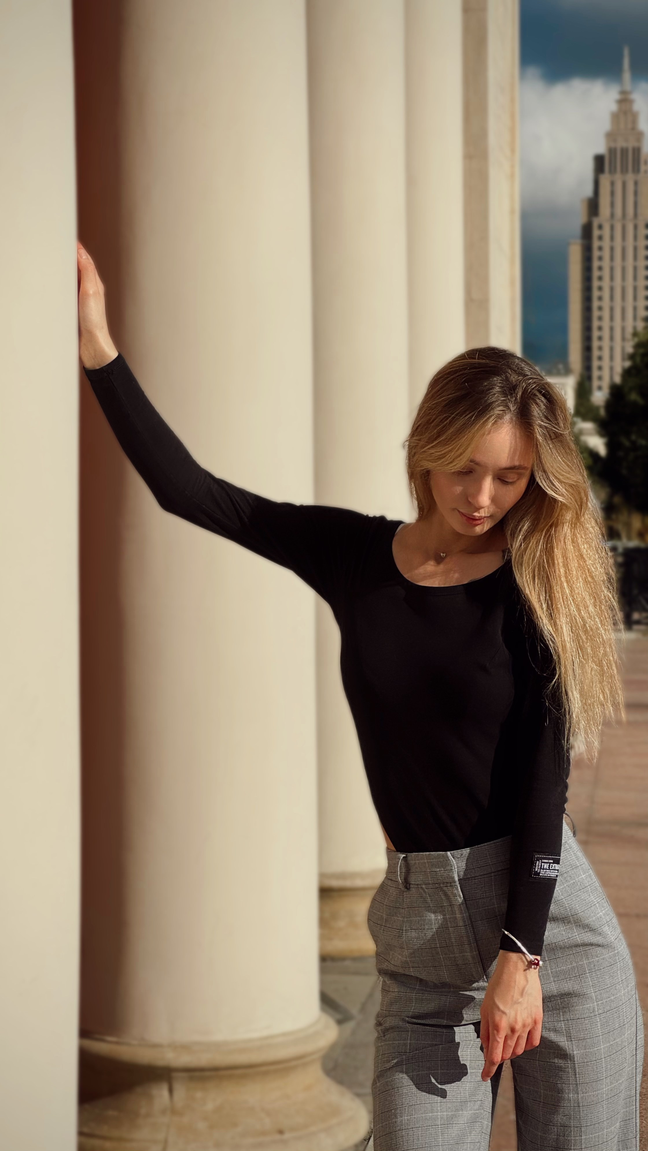 Среди колонн. Фотограф видеограф в Москве и Московской области Саша Секрет